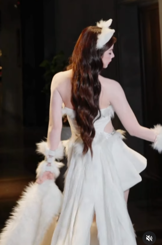 Bên cạnh trang phục, cách trang điểm và làm tóc cũng là yếu tố quan trọng giúp Mie truyền tải trọn vẹn tinh thần nhân vật. (Ảnh: IGNV)