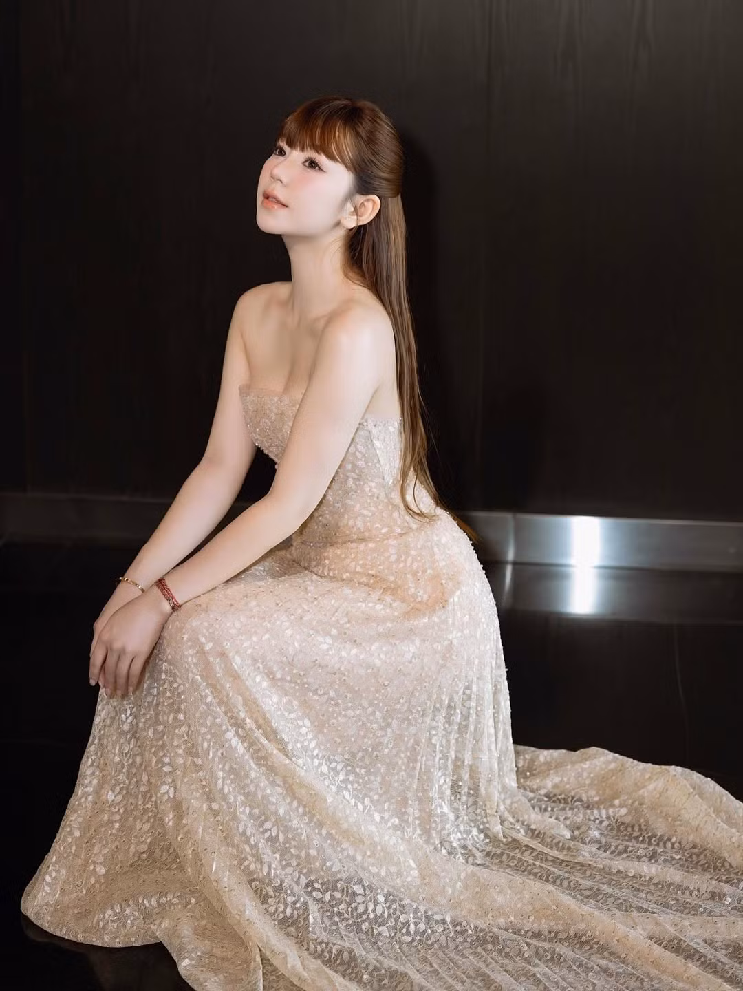 Cô theo đuổi phong cách gợi cảm vừa phải, tinh tế, thường xuất hiện với các trang phục tôn vinh vóc dáng mảnh mai nhưng vẫn cực kỳ thanh lịch, nữ tính. (Ảnh: IGNV)