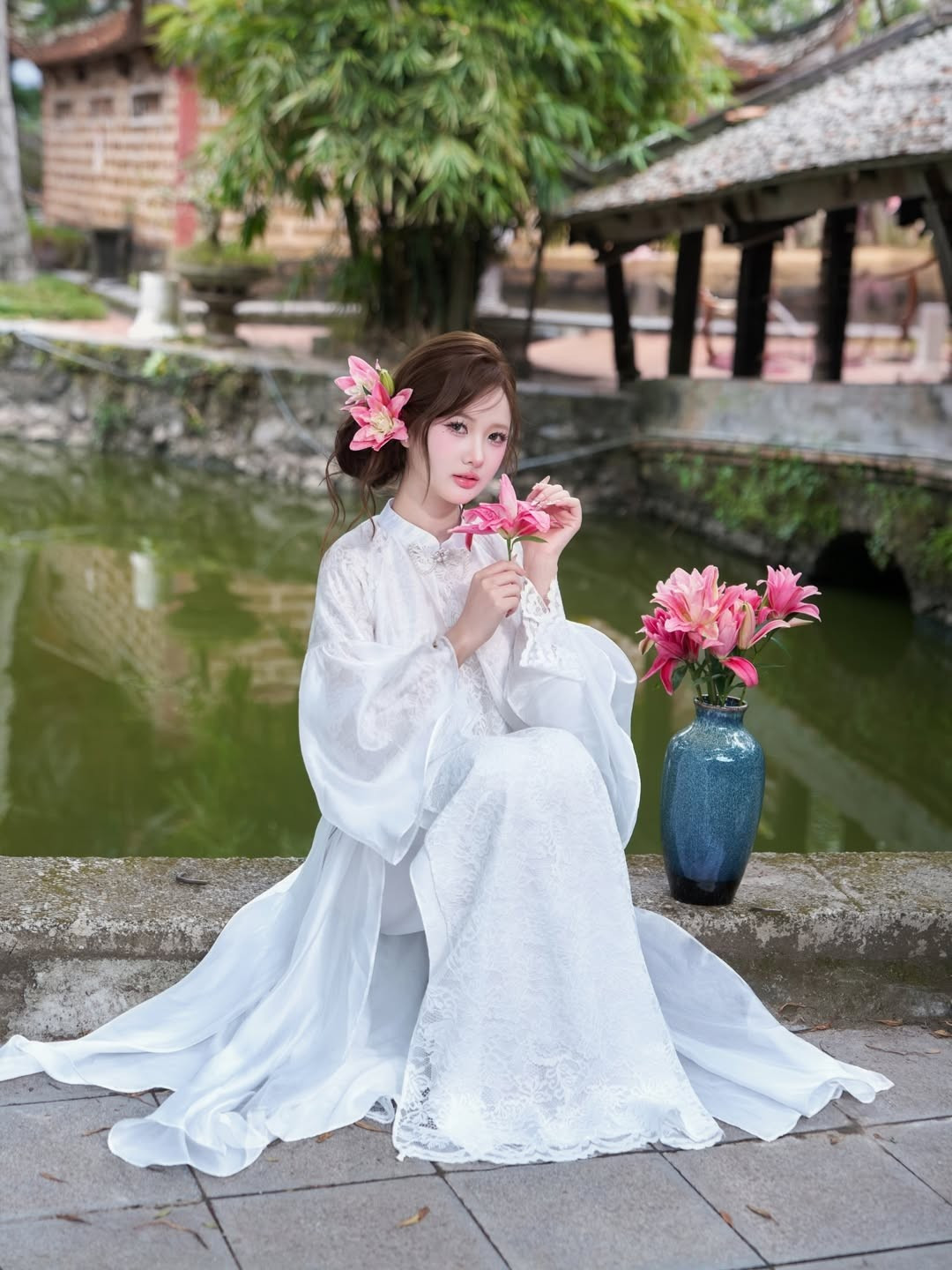 Khác với những bộ trang phục lộng lẫy hay cá tính thường thấy, Diệu Linh chọn cho mình bộ áo dài trắng với chất liệu ren và lụa cao cấp. (Ảnh: IGNV)