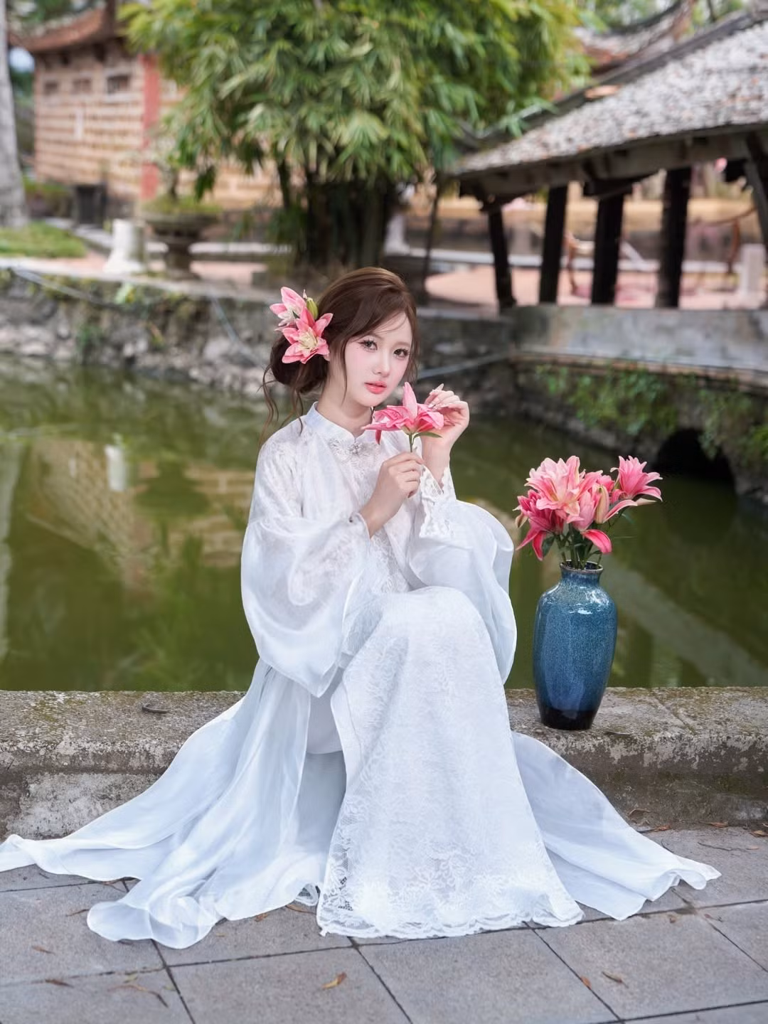 Khác với những bộ trang phục lộng lẫy hay cá tính thường thấy, Diệu Linh chọn cho mình bộ áo dài trắng với chất liệu ren và lụa cao cấp. (Ảnh: IGNV)