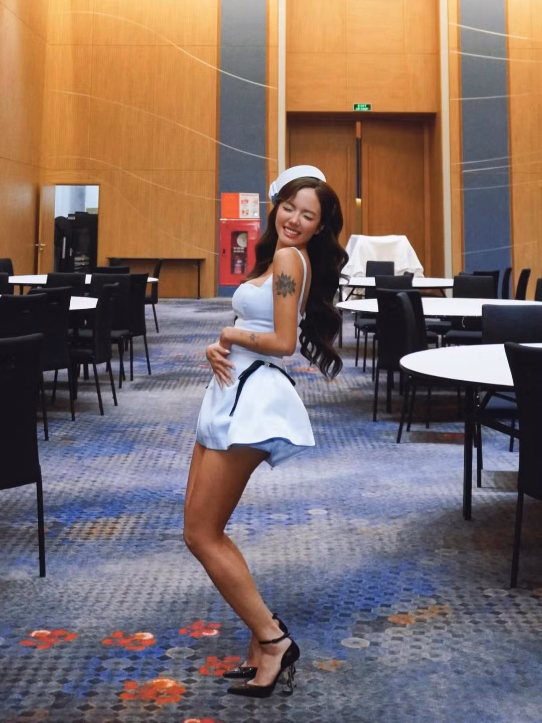 Phương Ly lựa chọn tông trang điểm với điểm nhấn là phần phấn mắt xanh tone-sur-tone với váy, kết hợp cùng kiểu tóc xoăn sóng lớn và chiếc mũ nhỏ xinh xắn, tạo nên một tổng thể vừa giống một nàng búp bê đời thực, vừa có chút hơi hướng retro cổ điển. (Ảnh: IGNV)