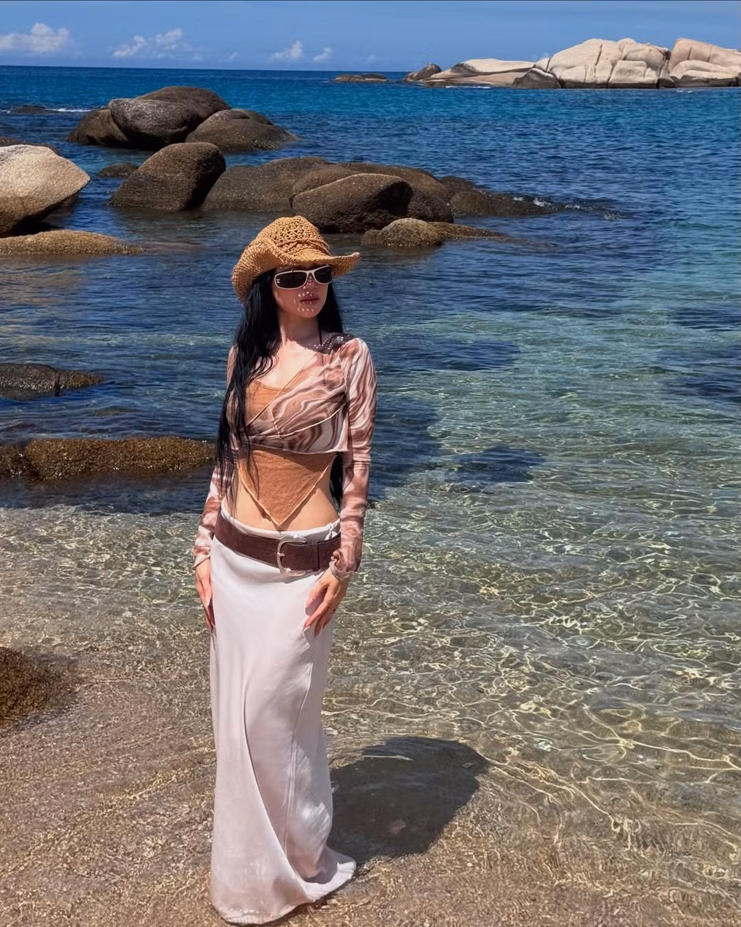 Phong cách thời trang của cô gần đây thiên về sự gợi cảm hiện đại, nhưng không quá phô trương mà vẫn giữ được nét cá tính riêng biệt.