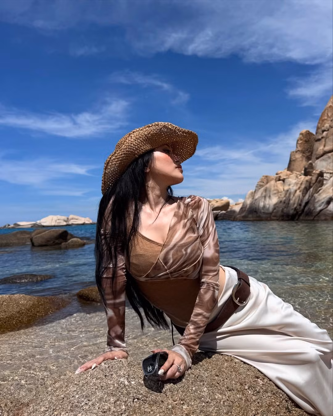 Dù đã hoạt động trong showbiz nhiều năm, Sĩ Thanh vẫn giữ vững phong độ nhan sắc và không ngừng làm mới hình ảnh qua từng lần xuất hiện.