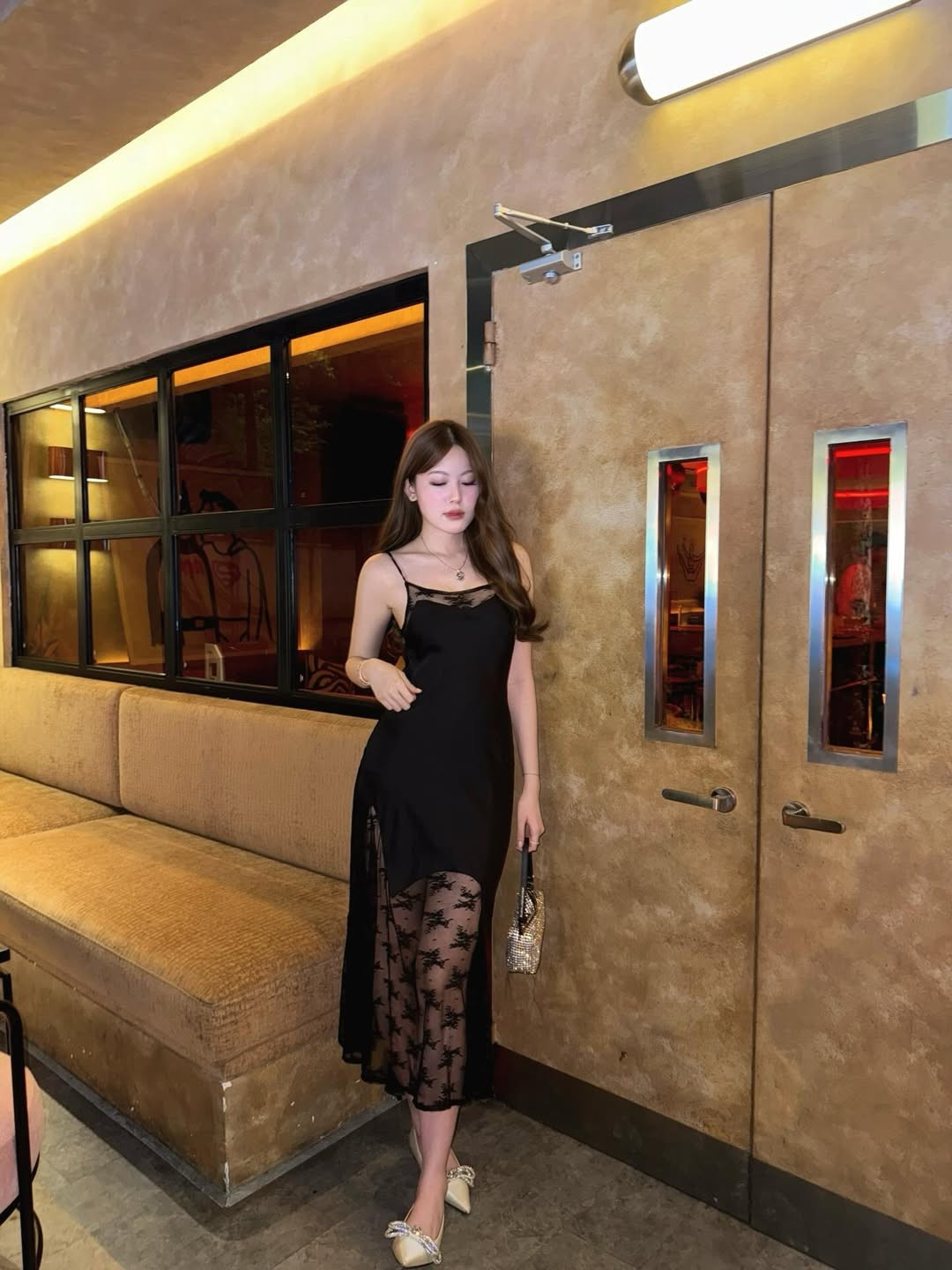 Ngay sau khi đăng tải, loạt ảnh diện váy xuyên thấu của Tăng Mỹ Hàn đã nhận về "bão like" và rất nhiều lượt bình luận khen ngợi: "Quý cô", "slay quá đi mất thôi", "chèn ơi, cái đầm đẹp quá, tôn dáng, tôn da, quá yêu kiều". (Ảnh: IGNV)