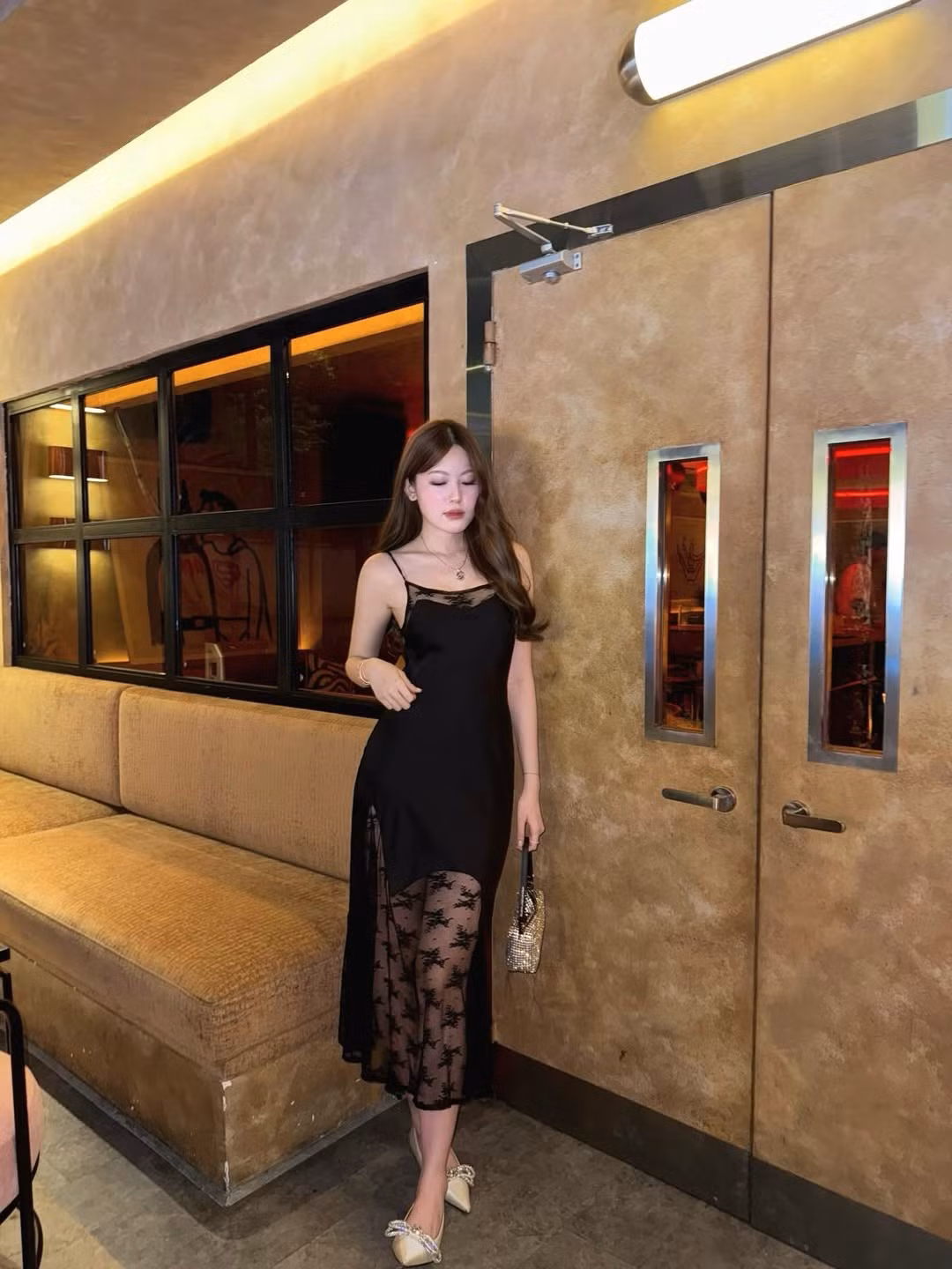 Ngay sau khi đăng tải, loạt ảnh diện váy xuyên thấu của Tăng Mỹ Hàn đã nhận về "bão like" và rất nhiều lượt bình luận khen ngợi: "Quý cô", "slay quá đi mất thôi", "chèn ơi, cái đầm đẹp quá, tôn dáng, tôn da, quá yêu kiều". (Ảnh: IGNV)