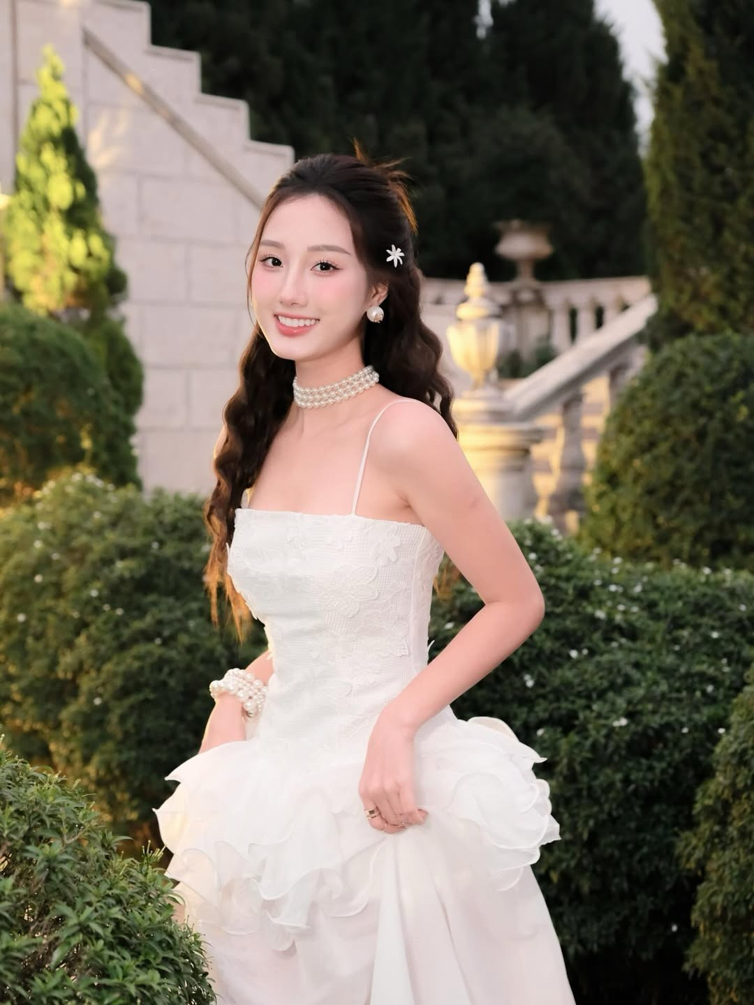 Cô từng góp mặt trong các dự án phim nổi tiếng như Hương vị tình thân, Anh có phải đàn ông không, Gia đình mình vui bất thình lình... Dù thường đảm nhận các vai phụ, nhưng sự xuất hiện của Khánh Ly luôn tạo được điểm nhấn nhờ gương mặt "sáng" ống kính và sự chỉn chu trong từng phân đoạn. (Ảnh: IGNV)