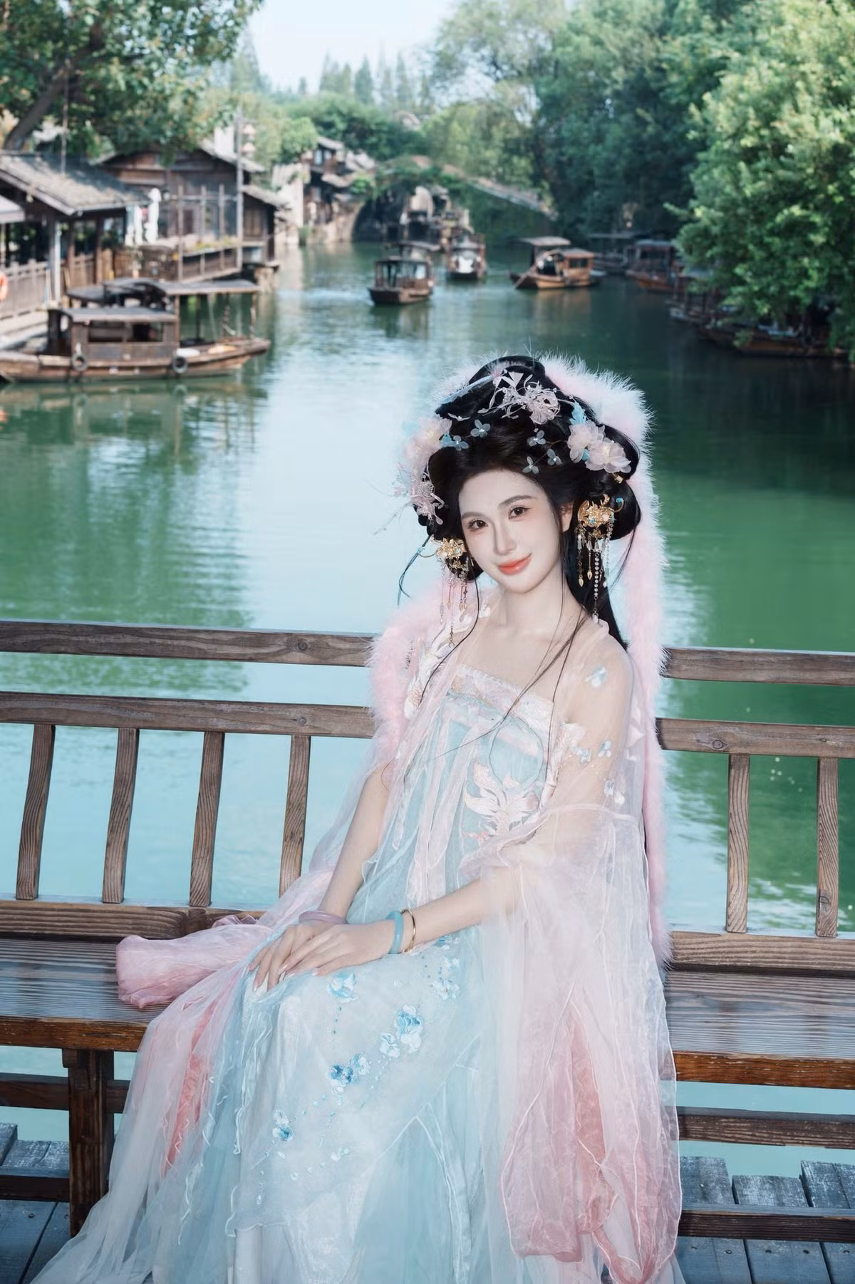 Sau khi bước ra khỏi The Face 2016, Ngọc Loan không tham gia nhiều hoạt động showbiz. Trên trang cá nhân, cô thường khoe cuộc sống sang chảnh, phủ hàng hiệu. (Ảnh: FBNV)