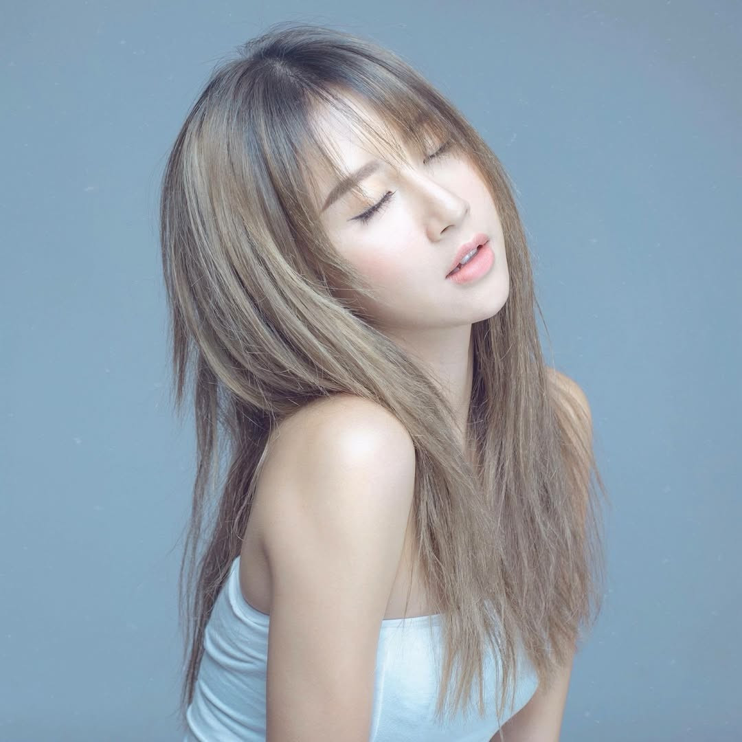 Trong những ngày gần đây, mạng xã hội đang rầm rộ trào lưu "throwback 2016" – nơi mọi người cùng chia sẻ lại những kỷ niệm, phong cách thời trang và nhan sắc của bản thân từ 10 năm trước. Không đứng ngoài cuộc chơi, "IT Girl" hàng đầu Việt Nam - Quỳnh Anh Shyn đã khiến dân mạng một phen "dậy sóng" khi tung ra bộ ảnh cực kỳ hoài niệm. (Ảnh: IGNV)