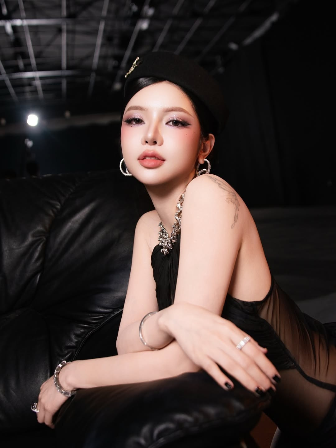 Vốn có nền tảng là dancer, CiiN sở hữu khả năng kiểm soát cơ thể cực tốt. Những bước đi uyển chuyển kết hợp với những cú lắc hông đặc trưng đã tạo nên một màn catwalk "mãn nhãn". (Ảnh: IGNV)