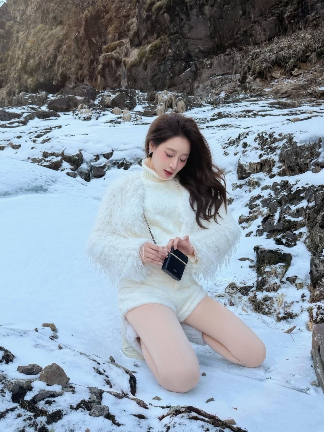 Với lối trang điểm trong trẻo, điểm xuyết đôi má hồng hây hây dưới cái lạnh, Linh Kul nhận được vô số lời khen ngợi về nhan sắc ngày càng thăng hạng, mặn mà. (Ảnh: IGNV)