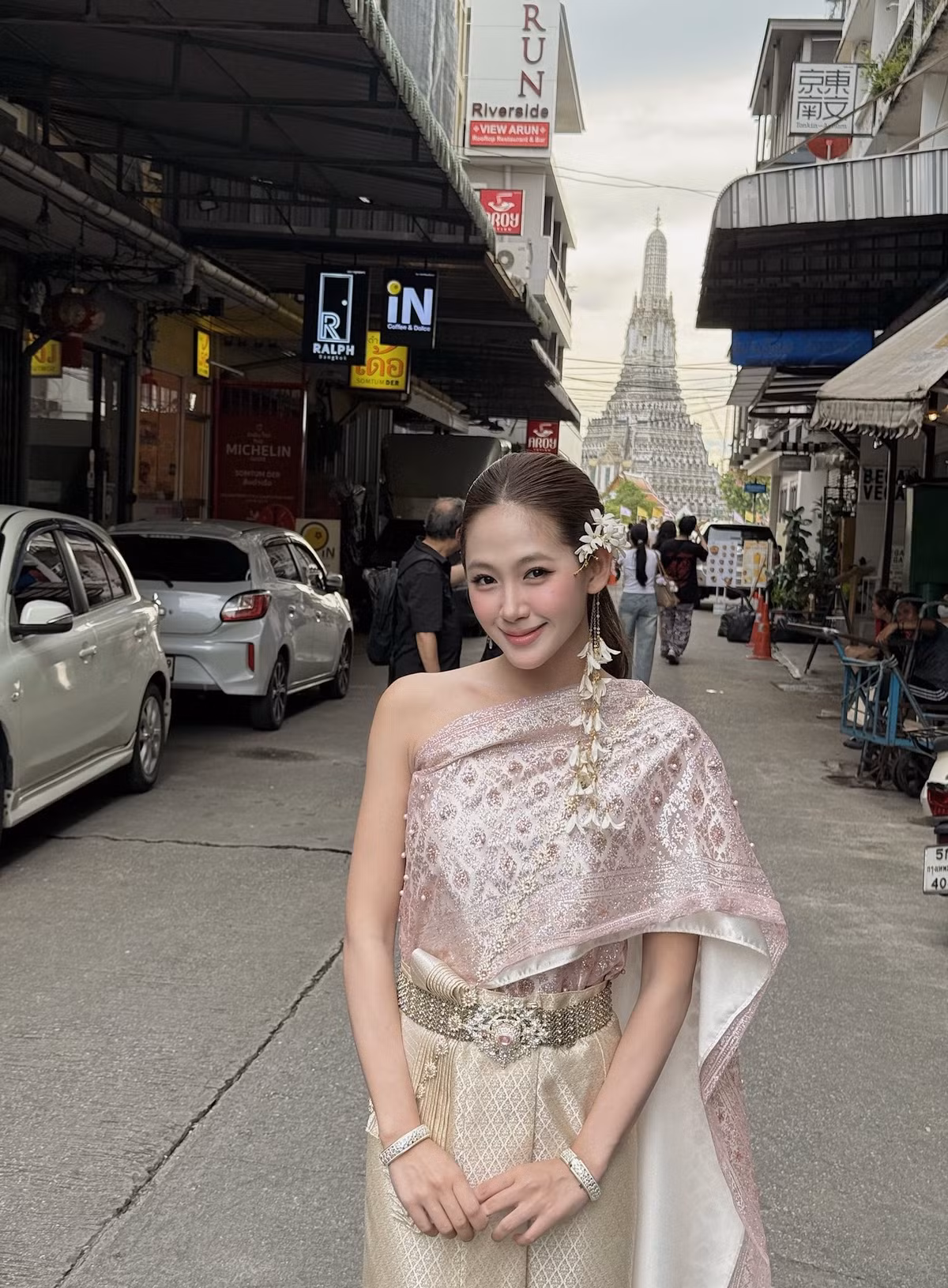 "Quý cô đẹt ti ni" là một cách nói dí dỏm và hài hước, được giới trẻ sử dụng để chỉ người con gái là "định mệnh" của đời mình. Cụm từ này trở nên phổ biến sau khi xuất hiện trong bộ phim Thái Lan đình đám "Ngược dòng thời gian để yêu anh". (Ảnh: FBNV)