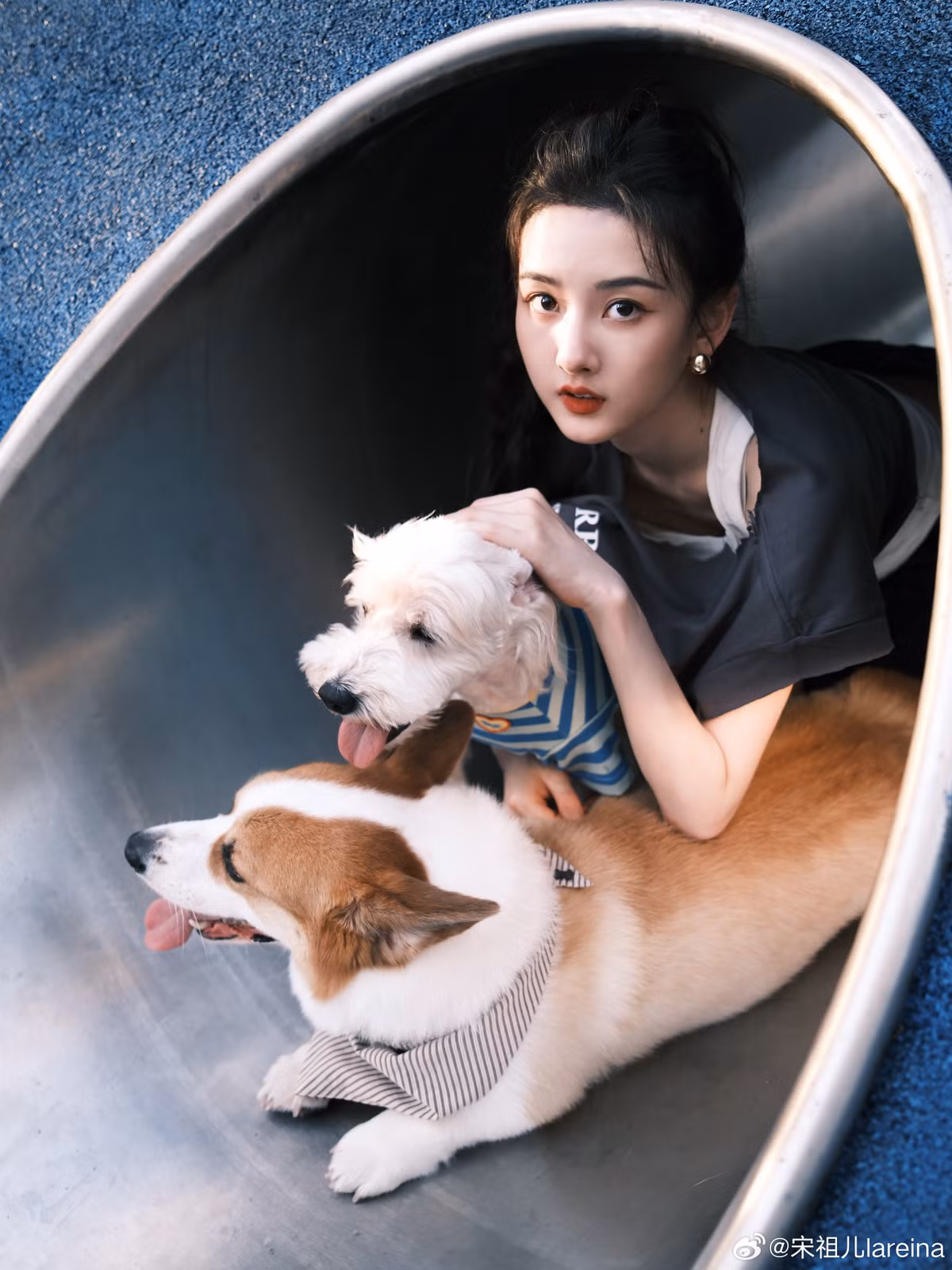 Vẻ đẹp của Tống Tổ Nhi được ví như sự kết hợp hoàn hảo giữa nét cổ điển và hiện đại. Từ khuôn mặt V-line, sống mũi cao thẳng, đến đôi mắt biết nói, tất cả đã tạo nên một nhan sắc không thể trộn lẫn.