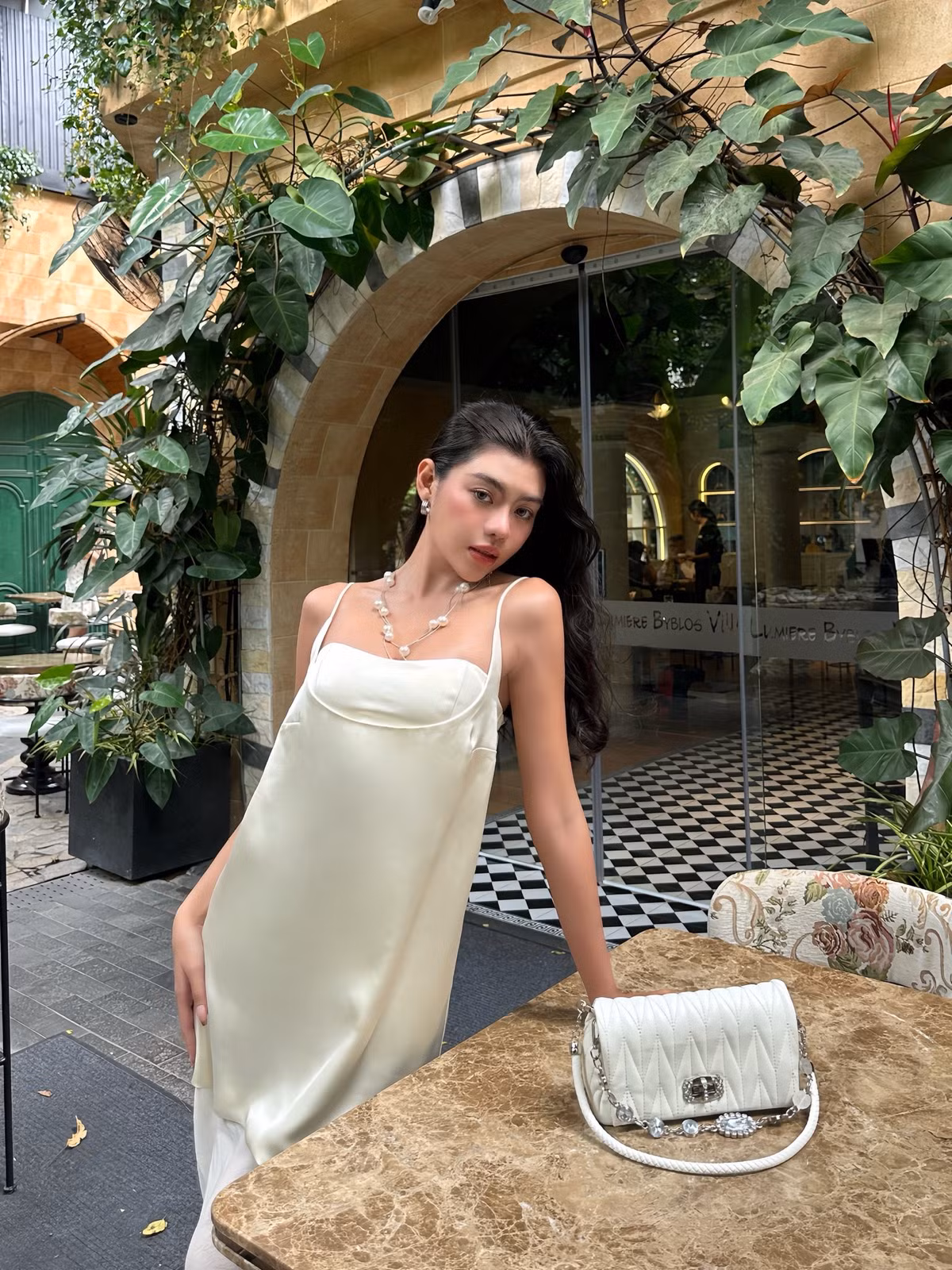 Bộ ảnh này đã khẳng định khả năng biến hóa đa dạng của Bảo Nghi, biến khung cảnh trời mưa lãng mạn thành chất liệu nghệ thuật đầy cuốn hút, đúng chuẩn một "nàng thơ" hiện đại. (Ảnh: FBNV)