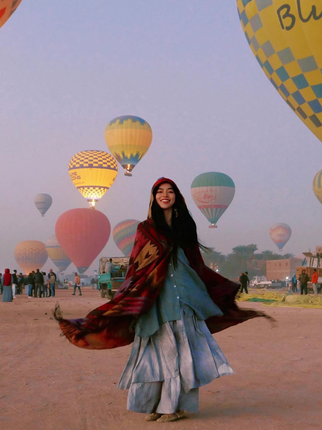 Hàng chục chiếc khinh khí cầu đủ màu sắc bay lơ lửng trên bầu trời, phía dưới là những dải ruộng xanh ngắt xen lẫn sa mạc và núi đá vôi kỳ vĩ. (Ảnh: IGNV)