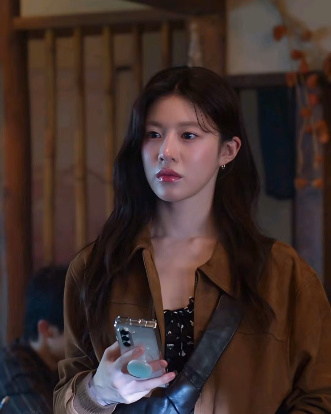 Bộ phim “Can This Love Be Translated?” đang làm mưa làm gió cộng đồng mạng không chỉ bởi cốt truyện lãng mạn mà còn bởi phong cách thời trang cực mãn nhãn của nữ chính. (Ảnh: IGNV)