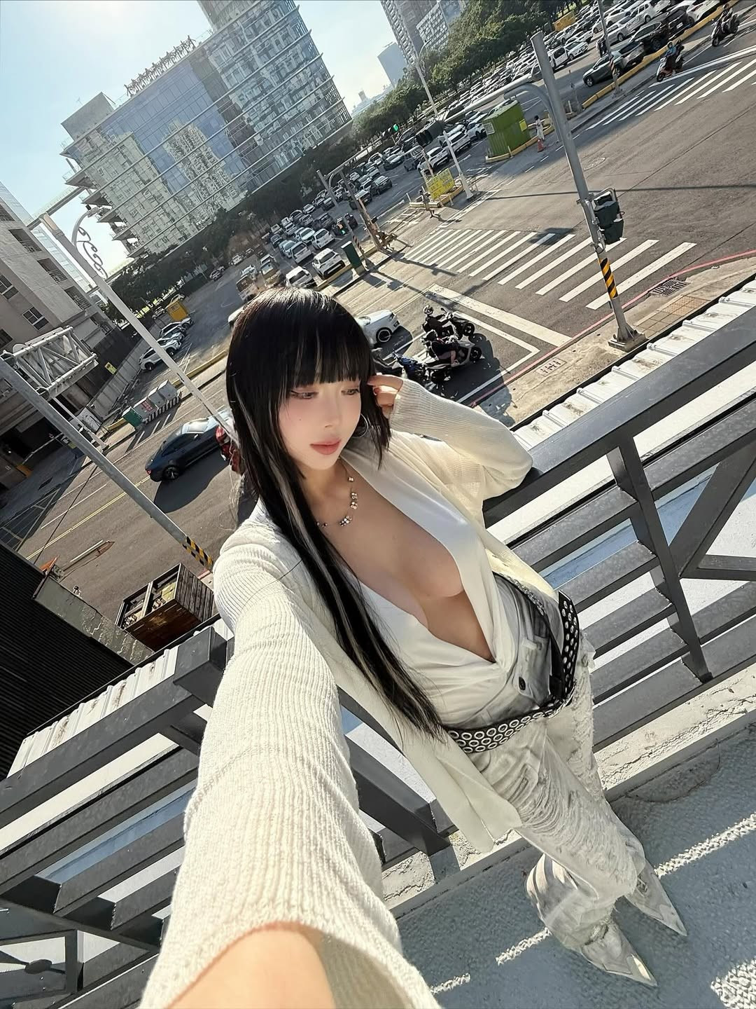 Cô nàng nhiều lần khiến cộng đồng mạng "đứng hình" với gu ăn mặc cá tính, không ngại hở bạo. (Ảnh: FBNV)