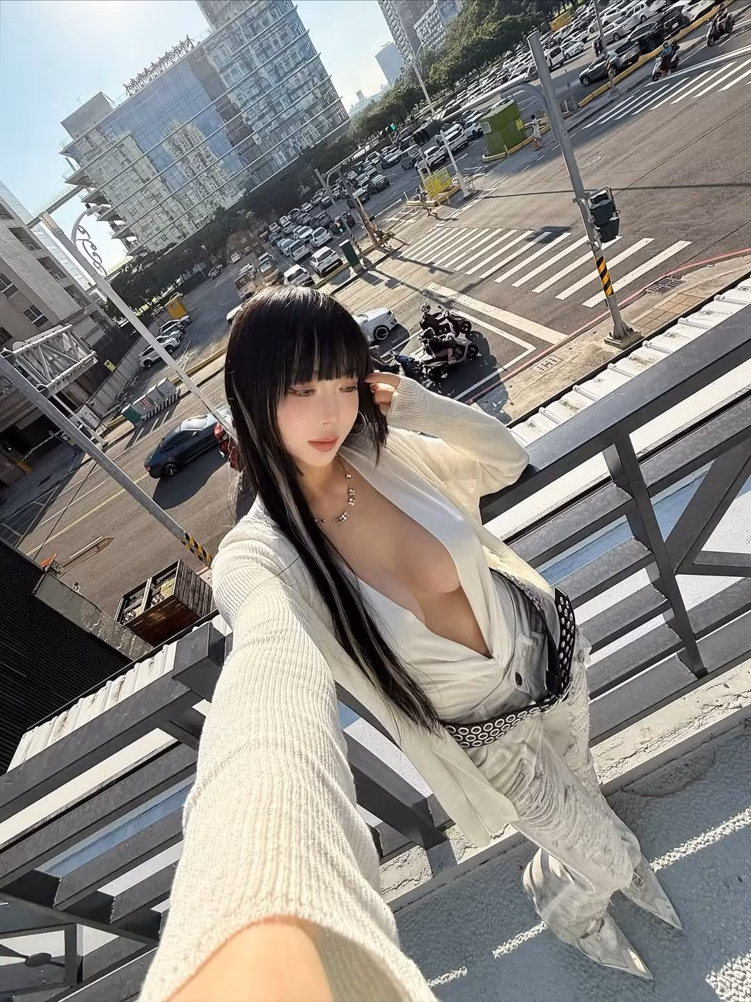 Cô nàng nhiều lần khiến cộng đồng mạng "đứng hình" với gu ăn mặc cá tính, không ngại hở bạo. (Ảnh: FBNV)