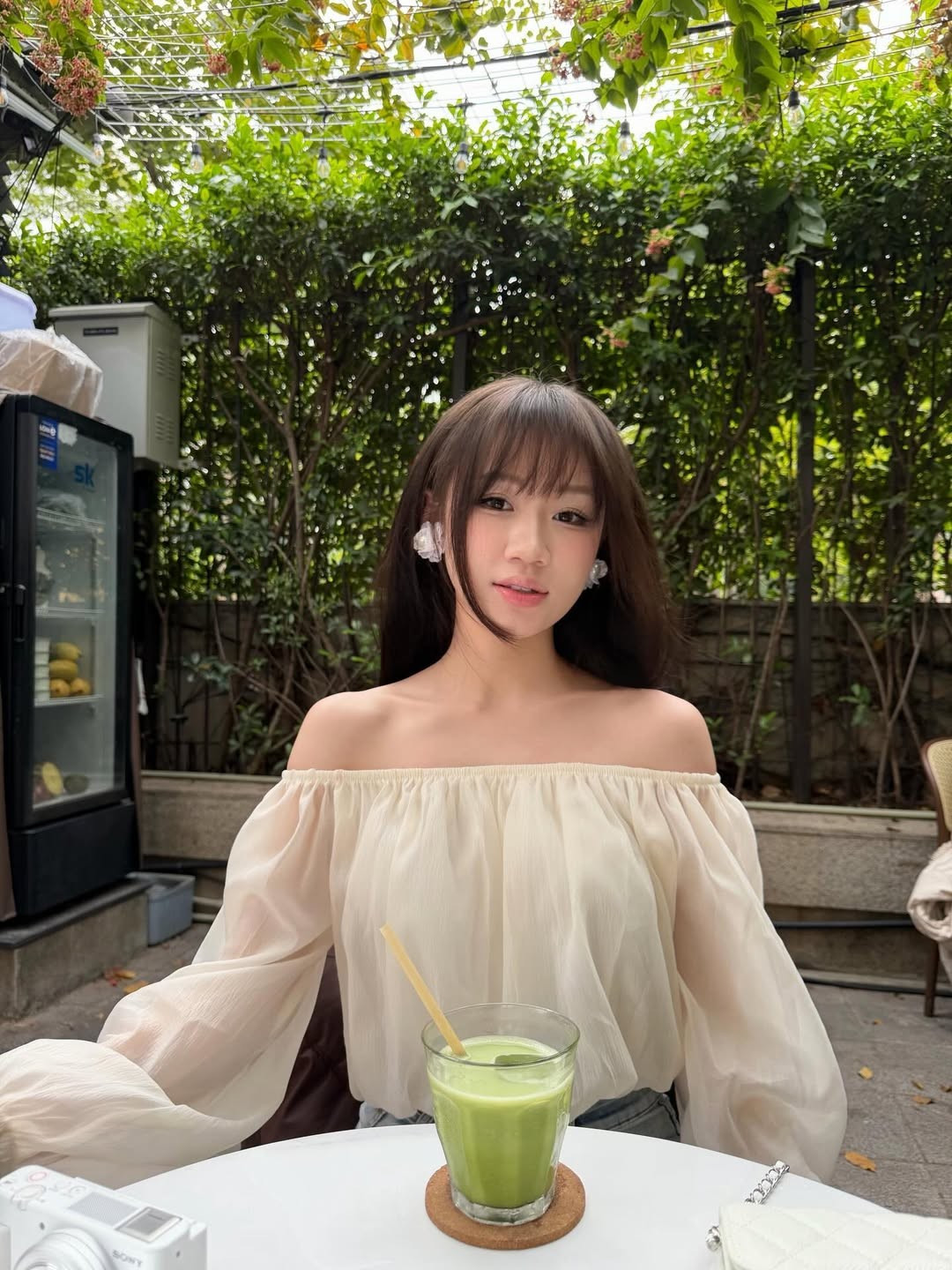 Trong làng bóng đá Việt Nam, không chỉ các cầu thủ mà dàn WAGs (vợ và bạn gái cầu thủ) cũng luôn nhận được sự quan tâm đặc biệt từ người hâm mộ. Mới đây, Hoàng Lan Anh - bạn gái của hậu vệ tuyển U23 Việt Nam Phạm Minh Phúc tiếp tục trở thành tâm điểm chú ý khi chia sẻ những hình ảnh đời thường đầy cuốn hút. (Ảnh IGNV)