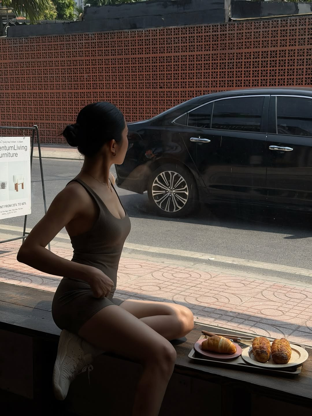 Bên cạnh những bình luận tích cực, không ít khán giả đã bày tỏ sự ngỡ ngàng trước làn da có phần tối màu hơn hẳn so với hình ảnh "trắng phát sáng" thường thấy của nữ streamer. Thậm chí, có người hâm mộ đã để lại bình luận nuối tiếc: "Đừng nhuộm da mà, da trắng nhìn xinh hơn nhiều." (Ảnh: IGNV)