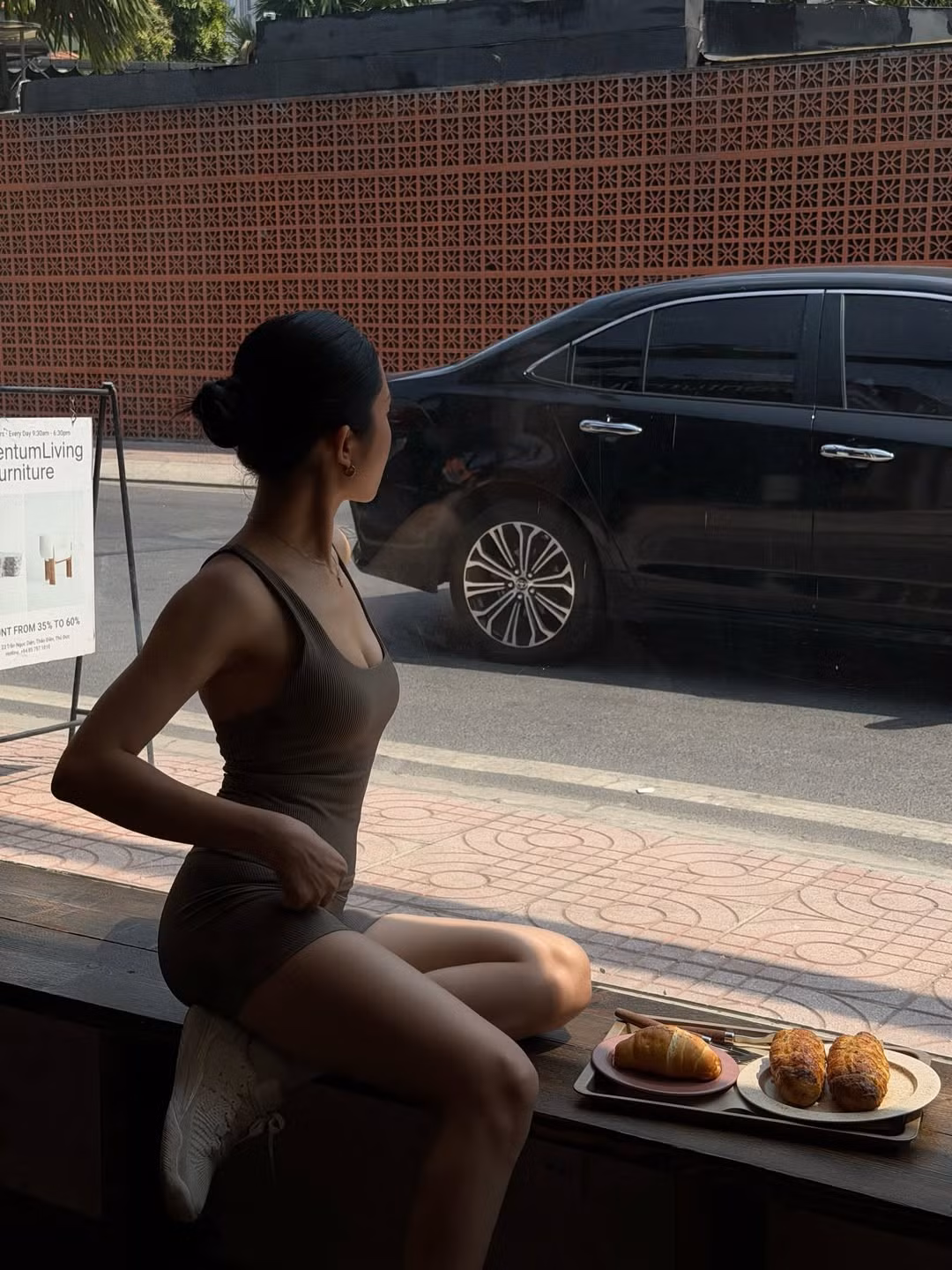 Bên cạnh những bình luận tích cực, không ít khán giả đã bày tỏ sự ngỡ ngàng trước làn da có phần tối màu hơn hẳn so với hình ảnh "trắng phát sáng" thường thấy của nữ streamer. Thậm chí, có người hâm mộ đã để lại bình luận nuối tiếc: "Đừng nhuộm da mà, da trắng nhìn xinh hơn nhiều." (Ảnh: IGNV)