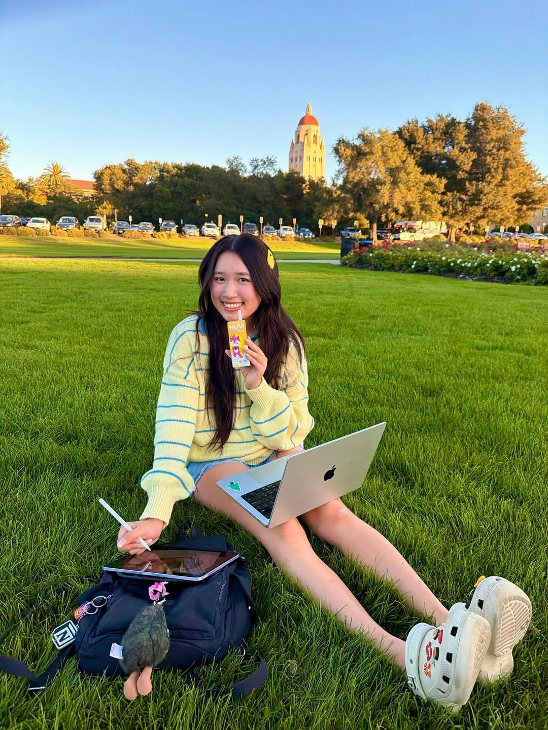 Đôi khi cô nàng cũng đổi gió với phong cách "bánh bèo" nhẹ nhàng, phối cùng giày thể thao hay những đôi dép crocs đơn giản. (Ảnh: IGNV)