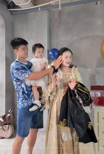 Khoảnh khắc khiến dân mạng "tan chảy" nhất chính là hành động Duy Mạnh nhẹ nhàng đưa tay lau mồ hôi cho Quỳnh Anh giữa bữa tiệc. (Ảnh: Tiktok Đỗ Duy Mạnh)