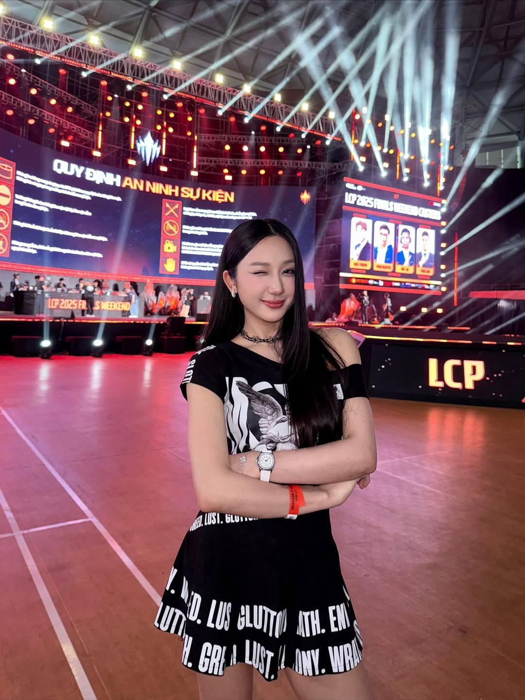 Sự kết hợp giữa khả năng chơi game, ngoại hình xinh đẹp và tài năng âm nhạc đã giúp cô xây dựng một lượng fan hâm mộ đông đảo.