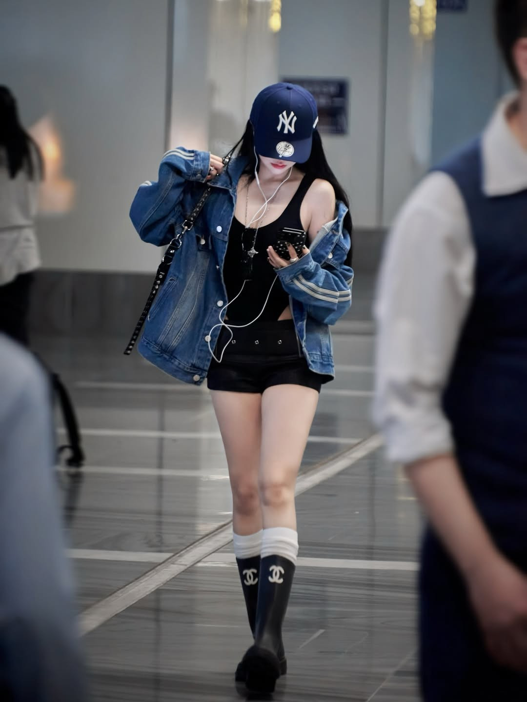 Cô nàng diện chiếc áo bodysuit màu đen ôm sát, khoe khéo đường cong cơ thể và vòng eo thon gọn. Áo khoác denim oversized với chi tiết sọc ngang ở tay áo tạo nên sự năng động, trẻ trung và cá tính. (Ảnh: IGNV)