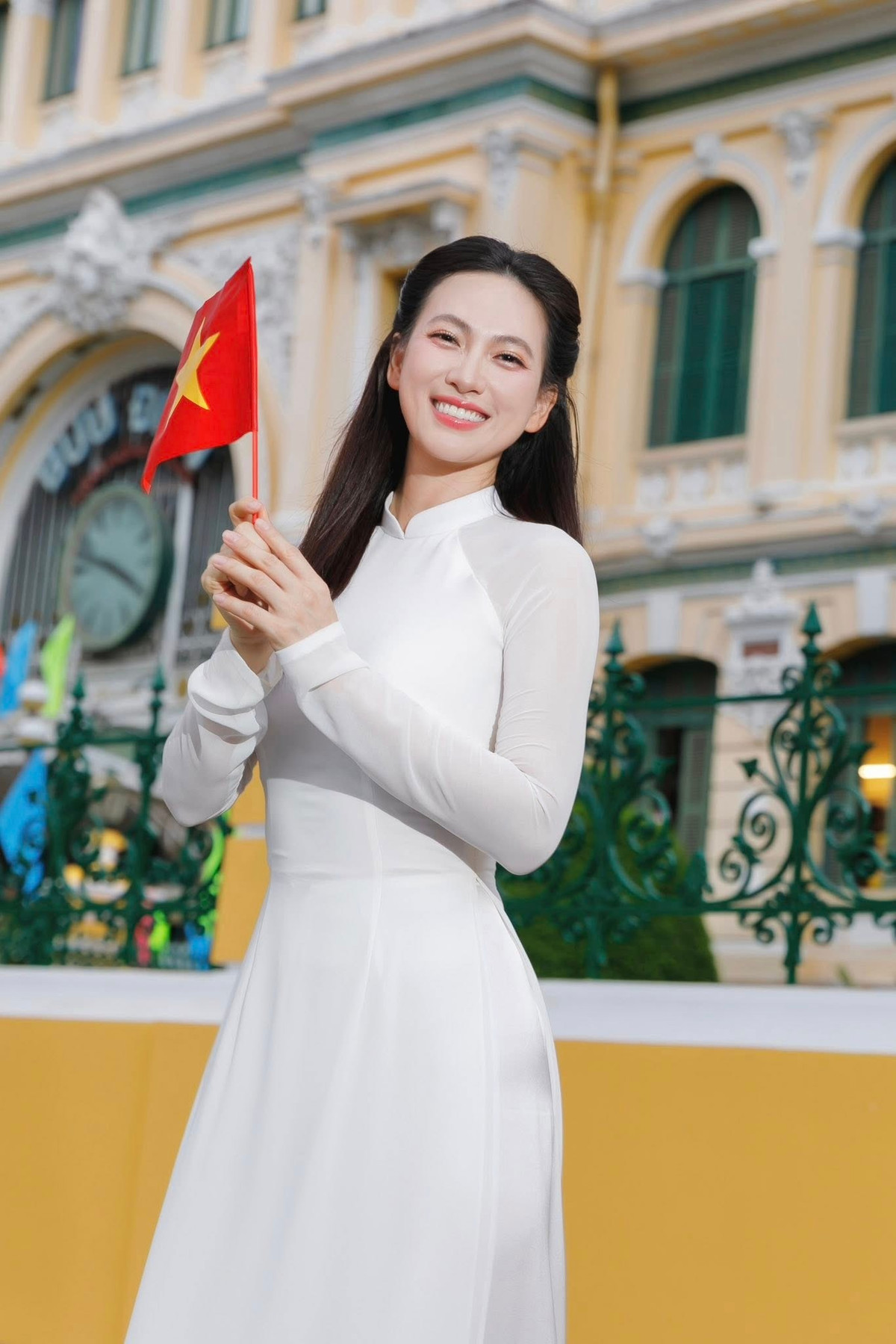 Mỗi khi về quê, cô vẫn dậy sớm phụ mẹ ra chợ bán hàng, đỡ đần công việc. Chính những tháng ngày lam lũ, gần gũi với cuộc sống lao động ấy đã hun đúc nên một Phương Anh Đào kiên cường, trân trọng giá trị của sự nỗ lực. (Ảnh: FBNV)