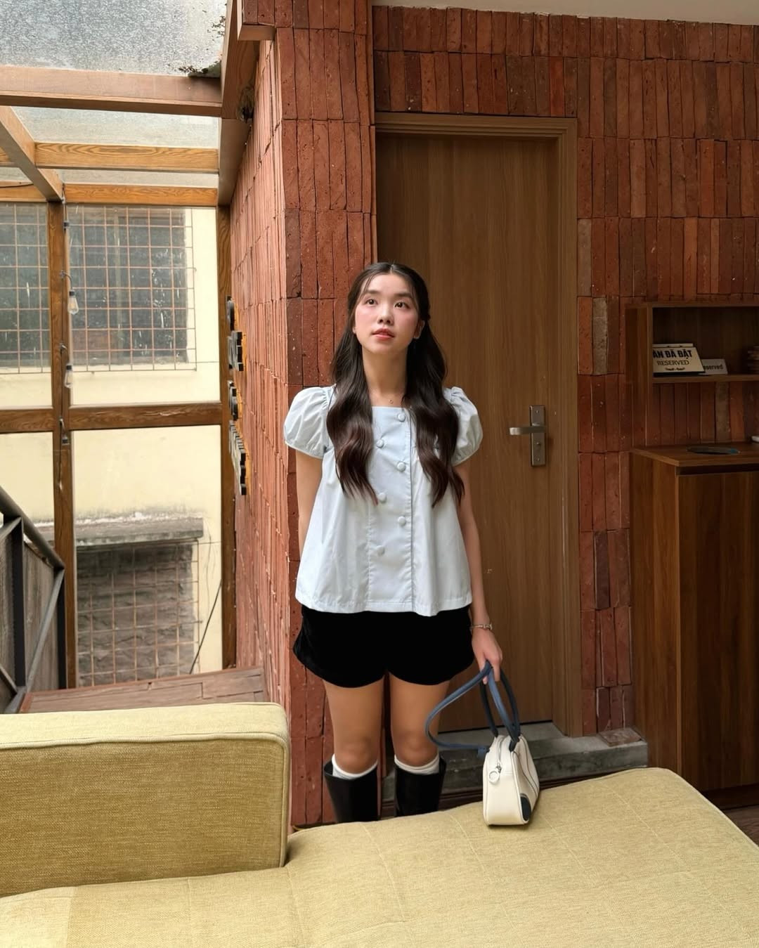 Dù là những khoảnh khắc ngồi thư giãn trên sofa hay dạo bước trên phố, Trịnh Hà Vi luôn giữ được nét tự nhiên, rạng rỡ. (Ảnh: IGNV)