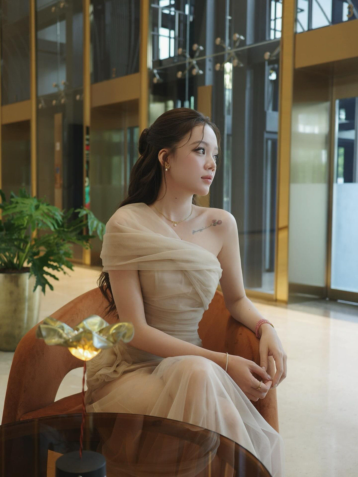 Mèo Trái Đất hiện là một trong những Creator hàng đầu trong lĩnh vực livestream bán hàng. Cô được các nhãn hàng lớn tin tưởng "chọn mặt gửi vàng" nhờ khả năng dẫn dắt lôi cuốn, sự chuyên nghiệp và sức ảnh hưởng mạnh mẽ đến giới trẻ. (Ảnh: FBNV)