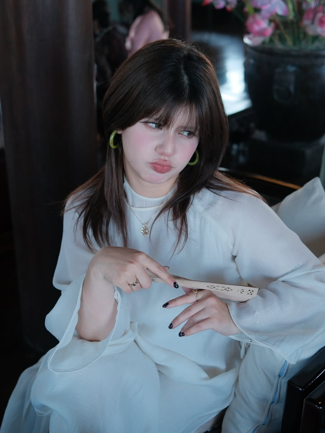 Không cần trang điểm quá cầu kỳ, chính thần thái tự nhiên và nụ cười rạng rỡ đã giúp cô ghi điểm tuyệt đối trong lòng người hâm mộ. (Ảnh: IGNV)