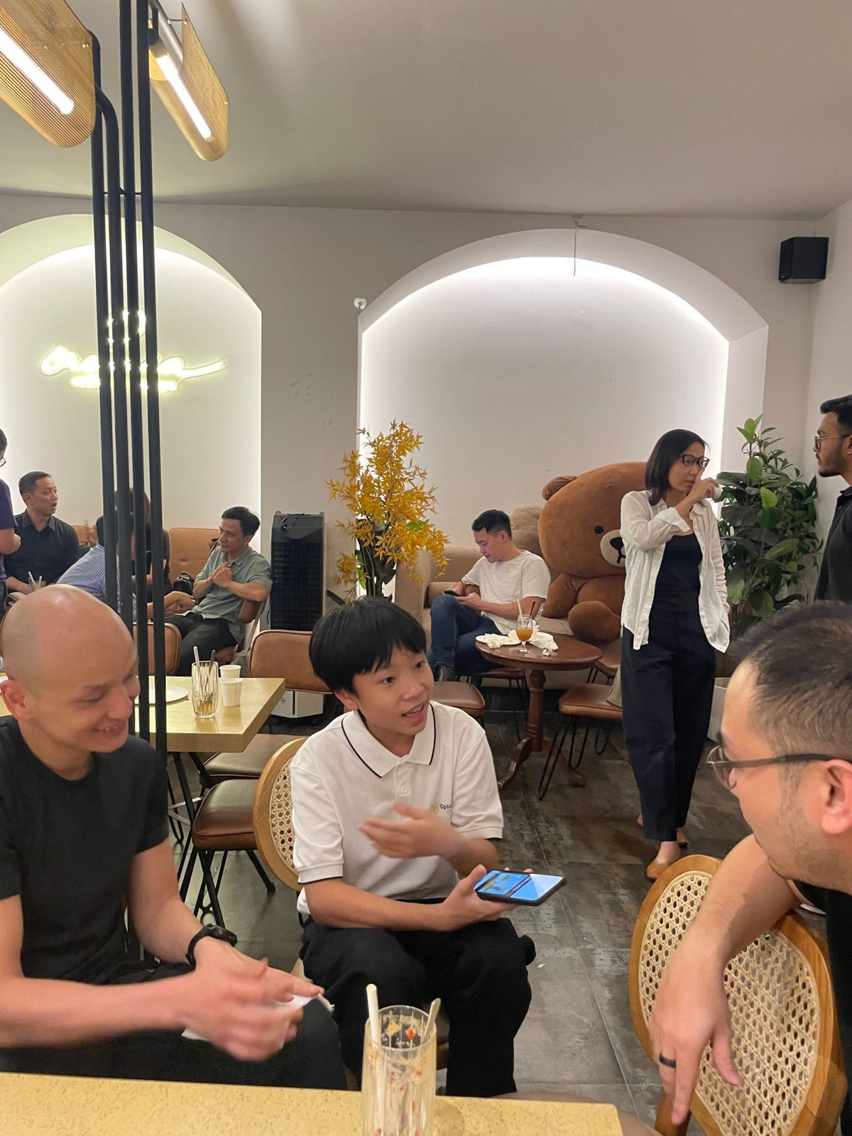 Nam Long làm việc full-time 4 ngày mỗi tuần tại công ty, còn lại dành thời gian cho việc học và phát triển kỹ năng cá nhân. Điều đáng chú ý là thay vì chọn Facebook hay TikTok như các bạn đồng trang lứa, Nam Long chọn LinkedIn - mạng xã hội nghề nghiệp để chia sẻ và phát triển hình ảnh cá nhân.