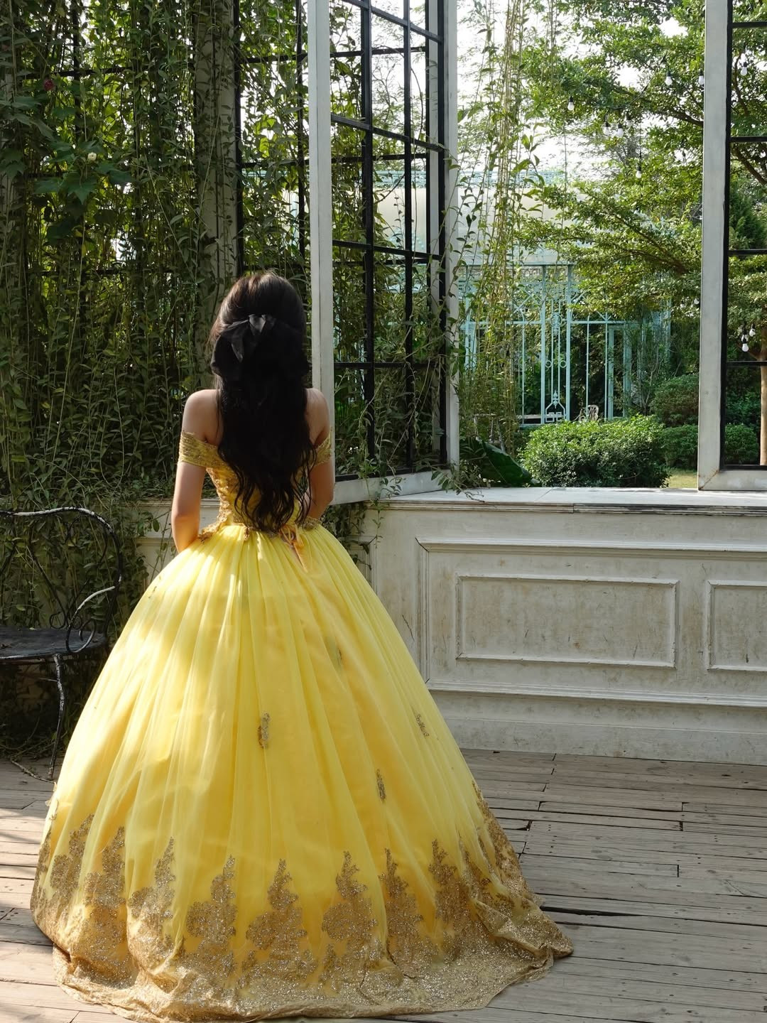 Những chi tiết đính kết ren vàng kim tinh xảo dọc thân váy không chỉ tôn lên làn da trắng ngần mà còn giúp cô nàng toả sáng rực rỡ giữa không gian xanh mướt của khu vườn. (Ảnh: IGNV)