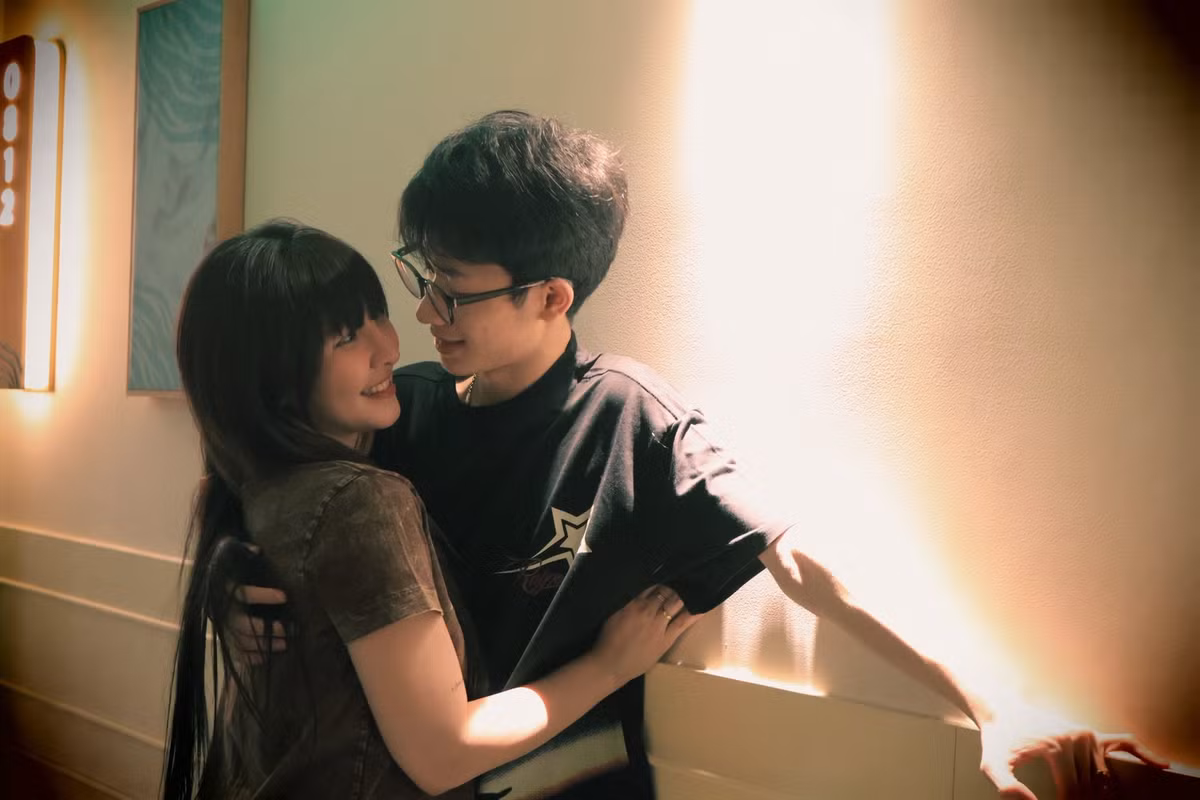 Phía dưới phần bình luận, Phan Văn Đông cũng để lại bình luận thể hiện tình yêu thương với nửa kia: “Yêu thích những khoảnh khắc như thế này!”. Phần tương tác của đôi vợ chồng chứng minh mối quan hệ ngọt ngào sau kết hôn.