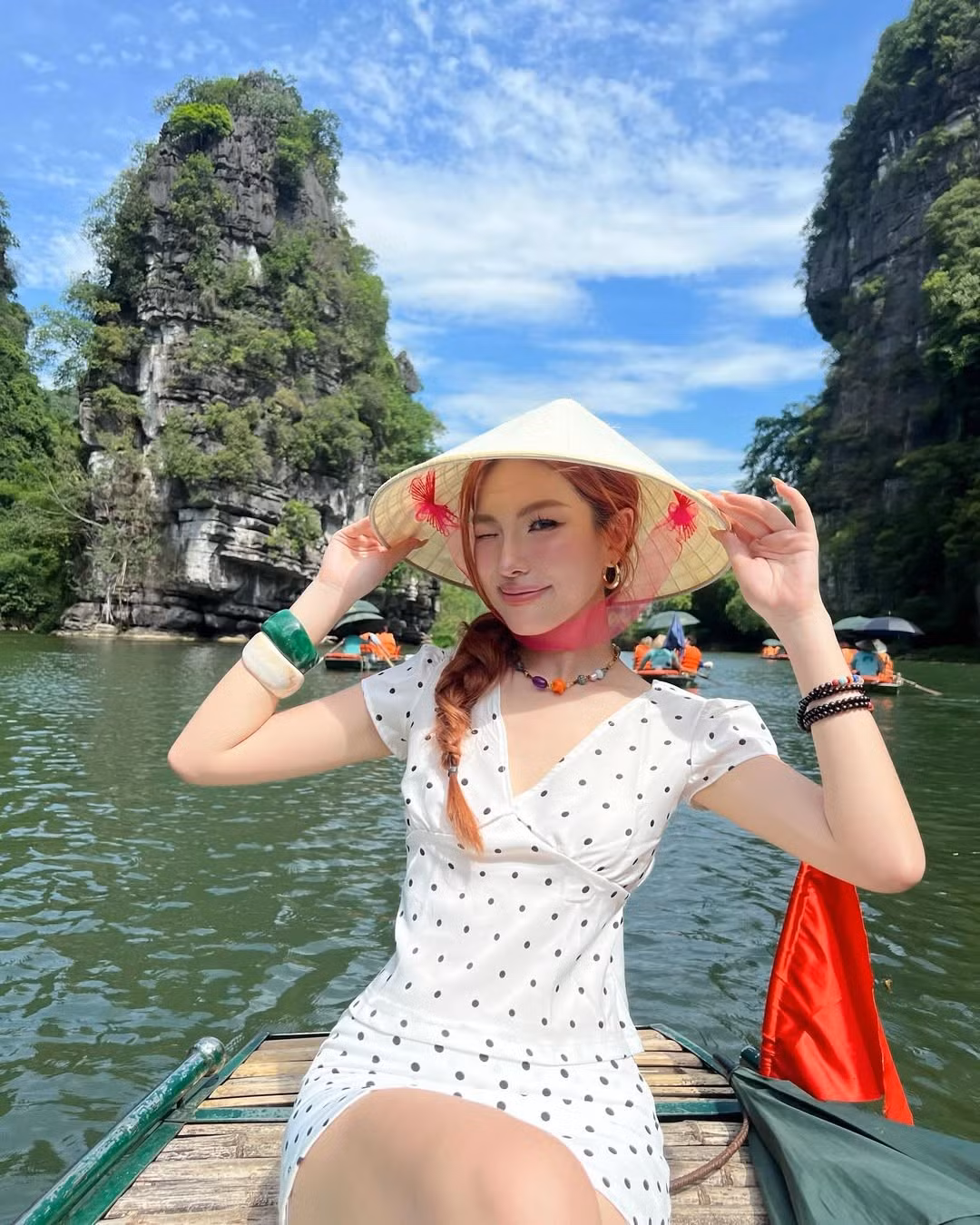 Cô nàng đã rất khéo léo trong việc lựa chọn trang phục và phụ kiện để phù hợp với cảnh quan, tạo nên những bức ảnh đẹp như tranh vẽ, lan tỏa năng lượng tích cực đến người hâm mộ.