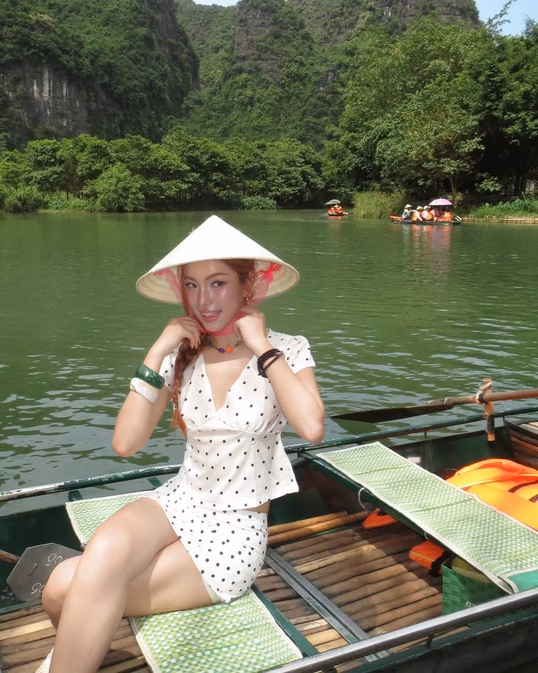 Dù ở góc chụp nào, đứng bên bờ sông hay ngồi trên thuyền, cô đều toát lên vẻ đẹp ngọt ngào, nền nã, khiến người xem không khỏi xuýt xoa.