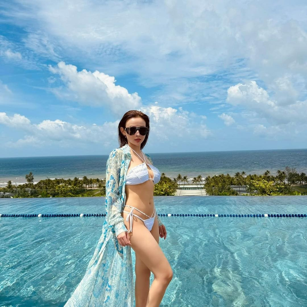 Thiết kế bikini này còn có thêm chi tiết bèo nhún nhẹ nhàng ở phần ngực, tạo vẻ ngoài vừa gợi cảm vừa ngọt ngào, đúng với phong cách "baby" của cô. (Ảnh: FBNV)