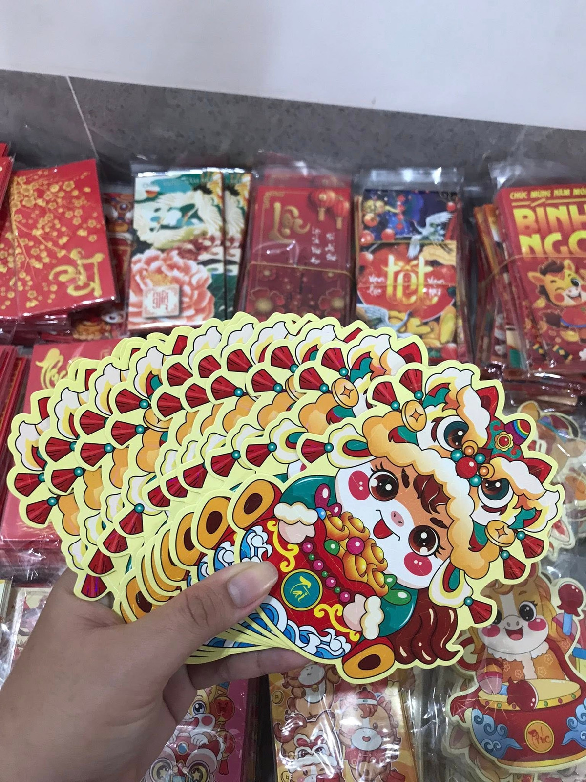 Tông màu vàng rực rỡ và đỏ truyền thống, kết hợp với các chi tiết như múa lân, túi vàng, tạo cảm giác may mắn, tài lộc tràn đầy.