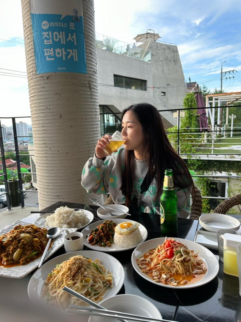 Nhiều khán giả bày tỏ sự lo ngại cho sức khỏe của cả mẹ và bé, cho rằng cô đang quá mạo hiểm vì lượt xem. Tuy nhiên, Hamzy khẳng định cô vẫn luôn kiểm soát tình trạng sức khỏe của mình.