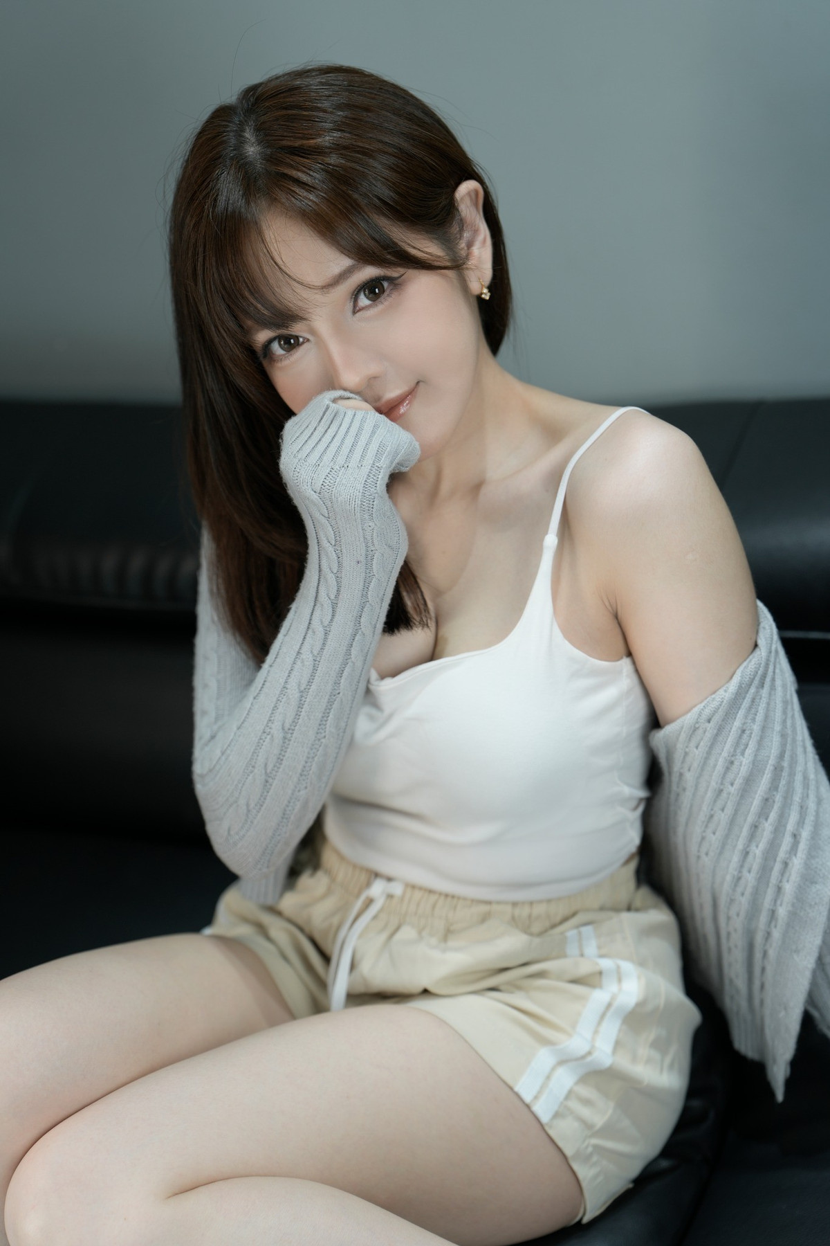 Cách đây ít lâu, cô nàng thu hút sự chú ý khi tung ra bộ ảnh hóa thân thành gái Nhật đầy cuốn hút. Trong bộ ảnh, Trang Bít Tết xuất hiện với vẻ ngoài trẻ trung, mái tóc nâu dài được cắt mái bằng tạo cảm giác đáng yêu, dễ thương. (Ảnh: FBNV)