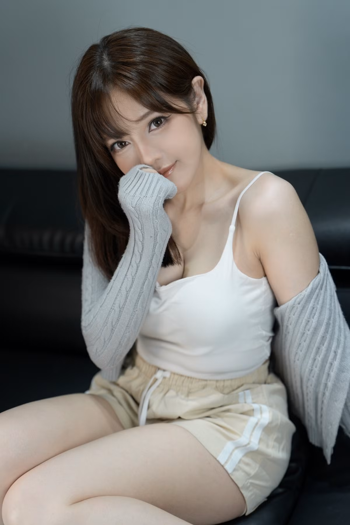 Cách đây ít lâu, cô nàng thu hút sự chú ý khi tung ra bộ ảnh hóa thân thành gái Nhật đầy cuốn hút. Trong bộ ảnh, Trang Bít Tết xuất hiện với vẻ ngoài trẻ trung, mái tóc nâu dài được cắt mái bằng tạo cảm giác đáng yêu, dễ thương. (Ảnh: FBNV)