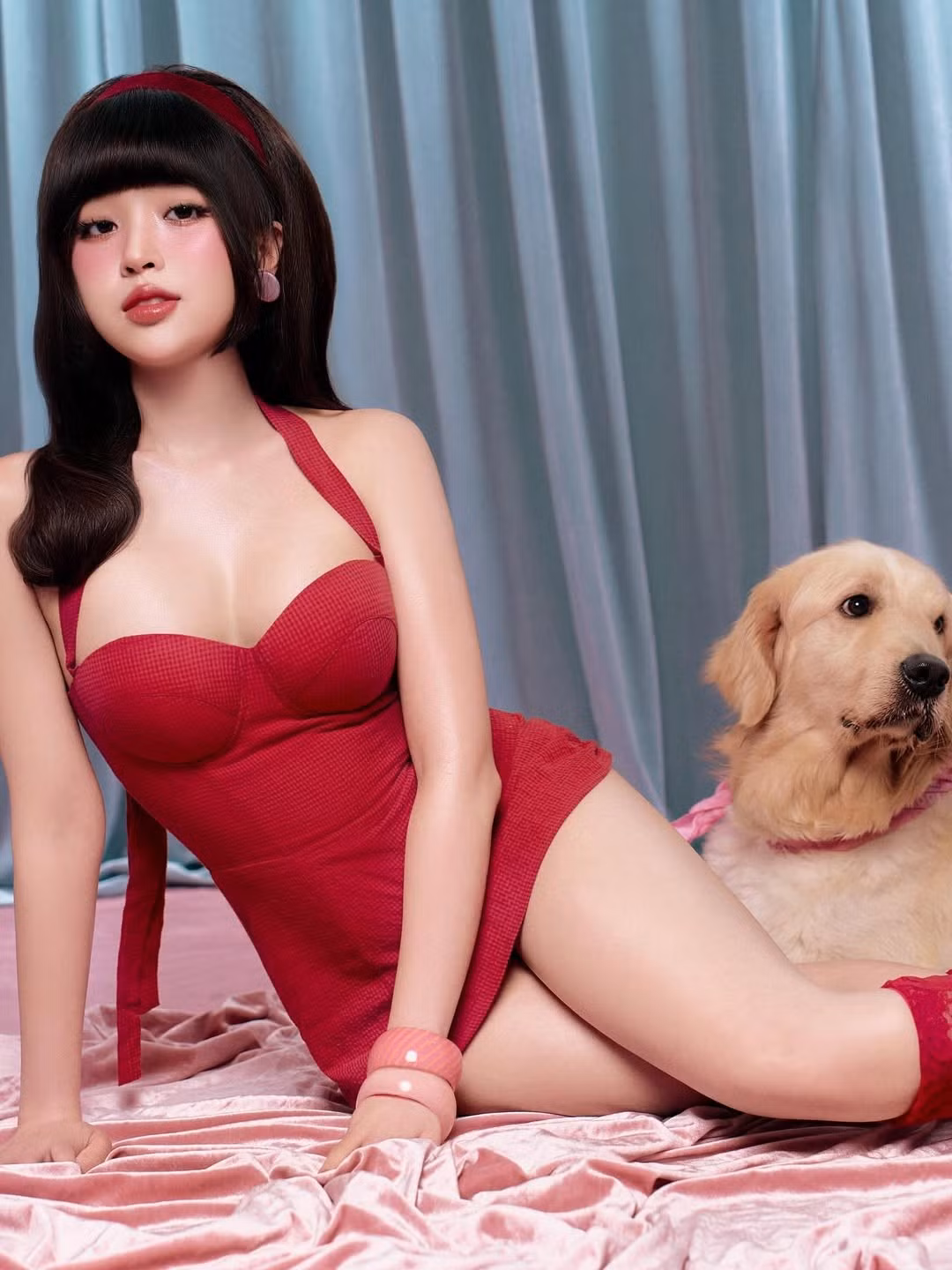 Không chỉ dừng lại ở trang phục, Lê Phương Anh còn ghi điểm với phong cách phối đồ tinh tế mang hơi hướng retro. Cô nàng diện tất đùi màu đỏ tươi viền ren quyến rũ, kết hợp cùng đôi giày cao gót kiểu Mary Jane kẻ caro đỏ. (Ảnh: IGNV)