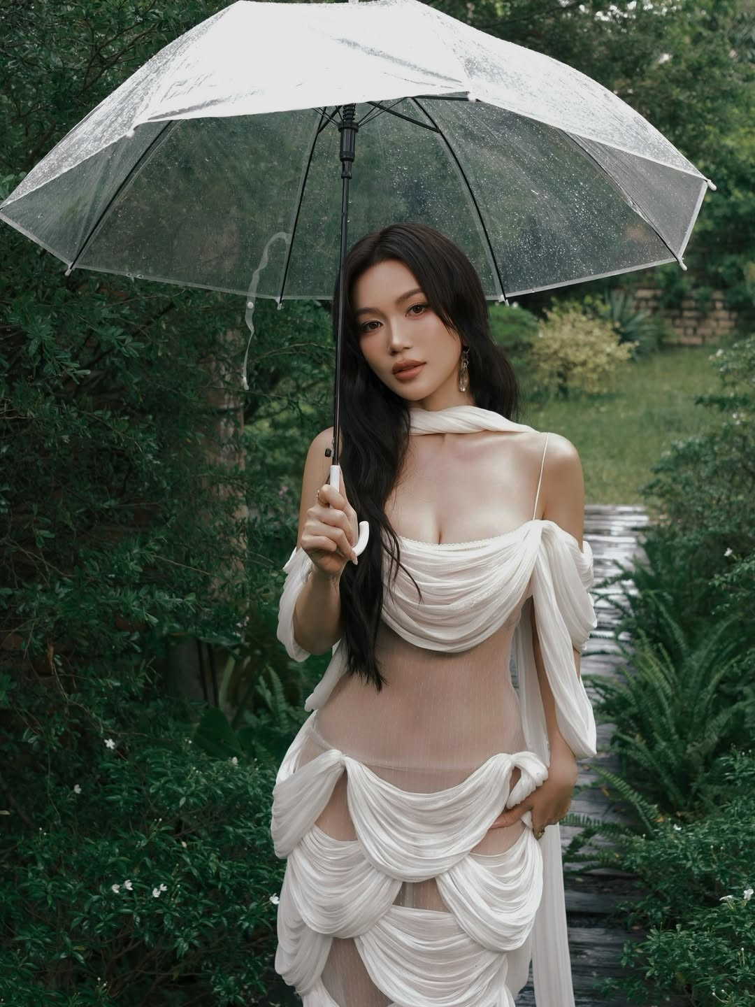 Chiếc ô trong suốt không chỉ là đạo cụ mà còn tăng thêm nét lãng mạn, mơ màng cho tổng thể. (Ảnh: IGNV)