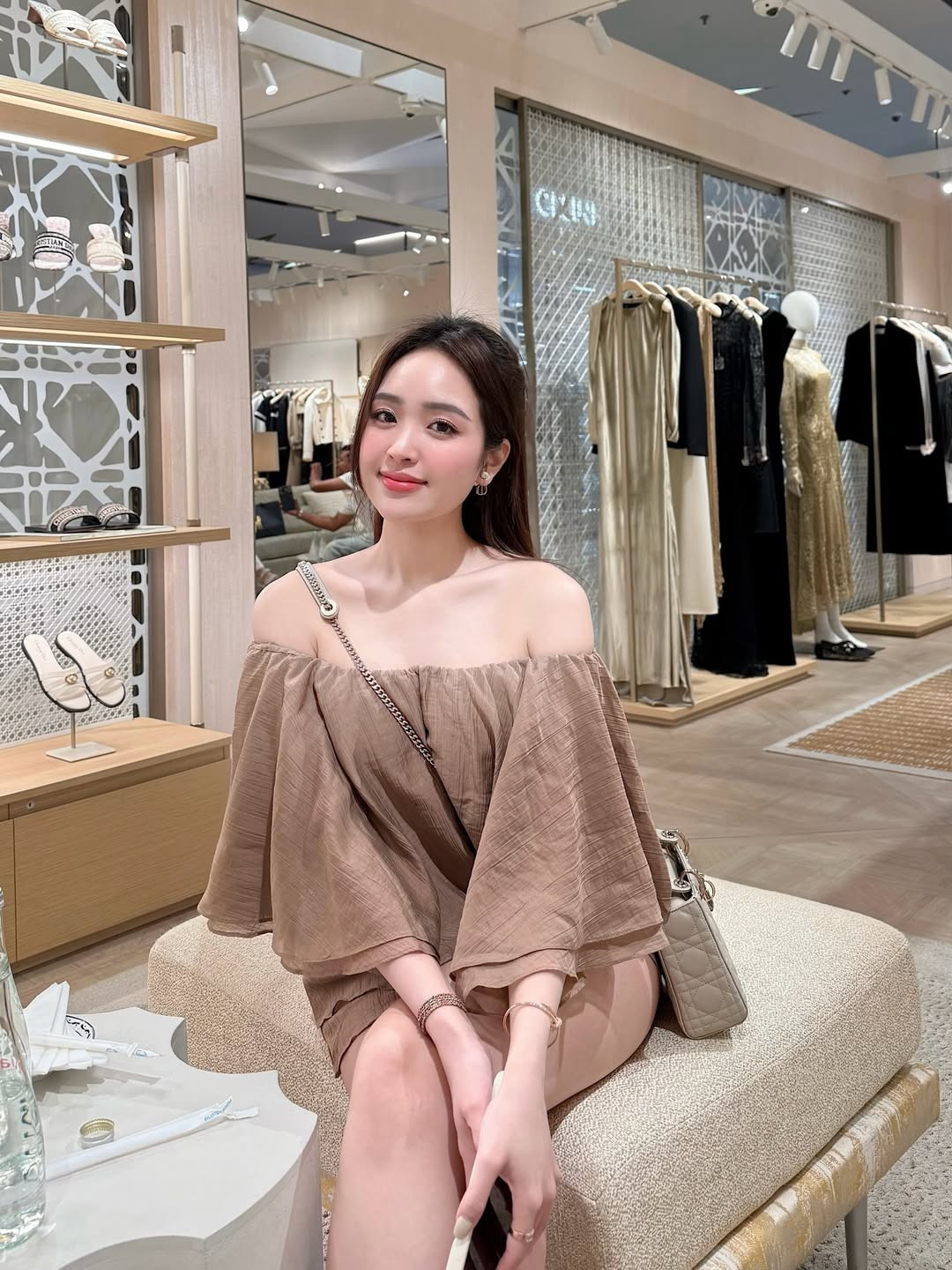 Tên tuổi của cô vươn xa hơn khi hình ảnh chụp cùng em gái (Phương Uyên) xuất hiện trên nhiều trang tin của Trung Quốc với những lời khen "có cánh" về nhan sắc của cặp chị em Việt Nam. (Ảnh: IGNV)