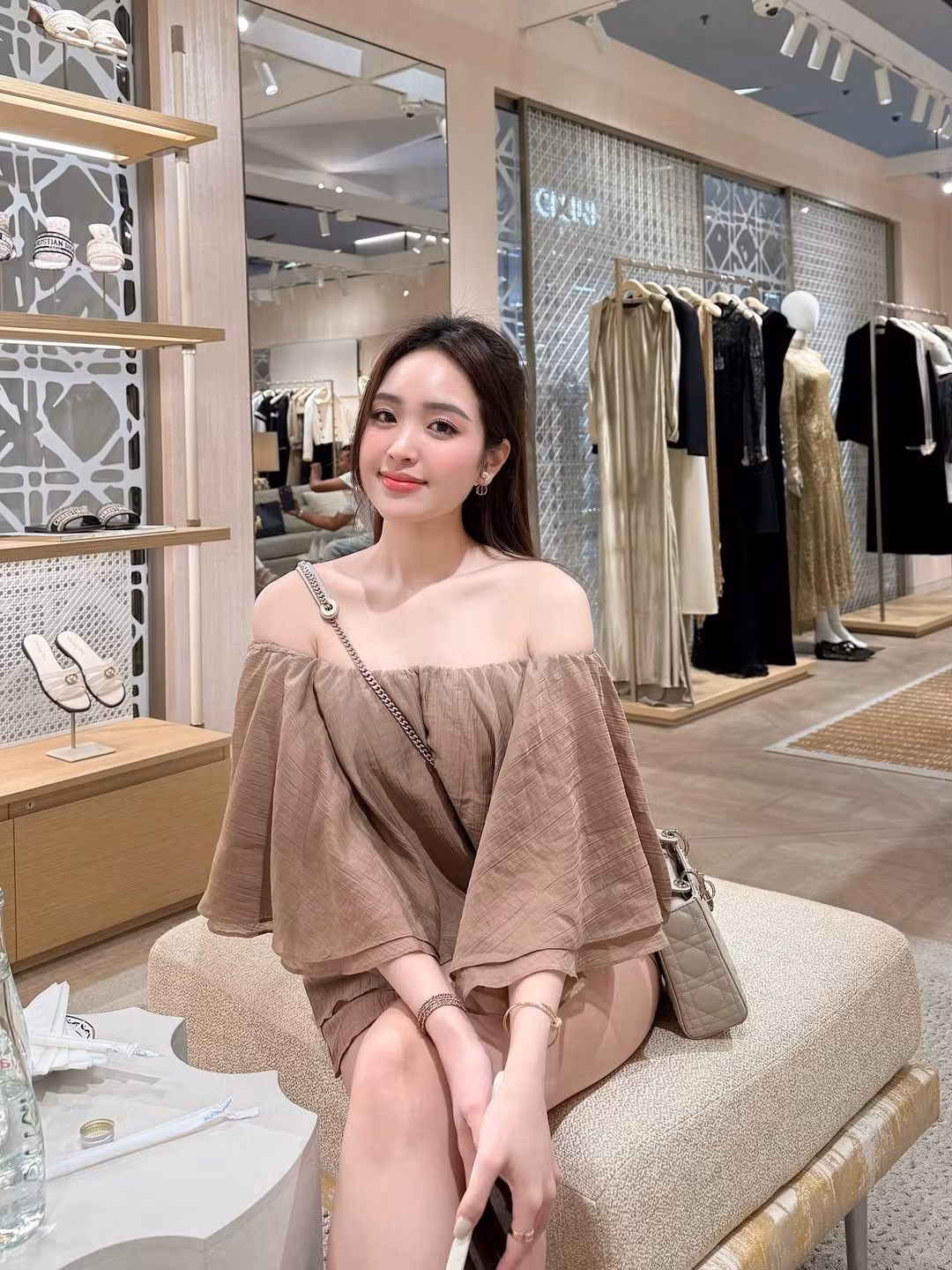 Tên tuổi của cô vươn xa hơn khi hình ảnh chụp cùng em gái (Phương Uyên) xuất hiện trên nhiều trang tin của Trung Quốc với những lời khen "có cánh" về nhan sắc của cặp chị em Việt Nam. (Ảnh: IGNV)