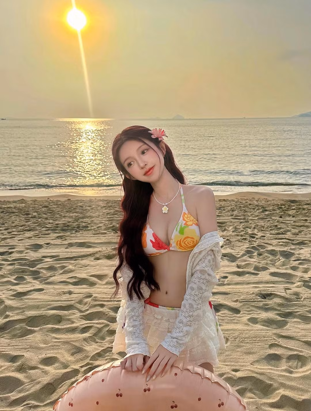 Mái tóc dài, bồng bềnh được điểm xuyết bằng một bông hoa nhỏ càng tôn lên vẻ đẹp dịu dàng, thơ ngây. (Ảnh: IGNV)