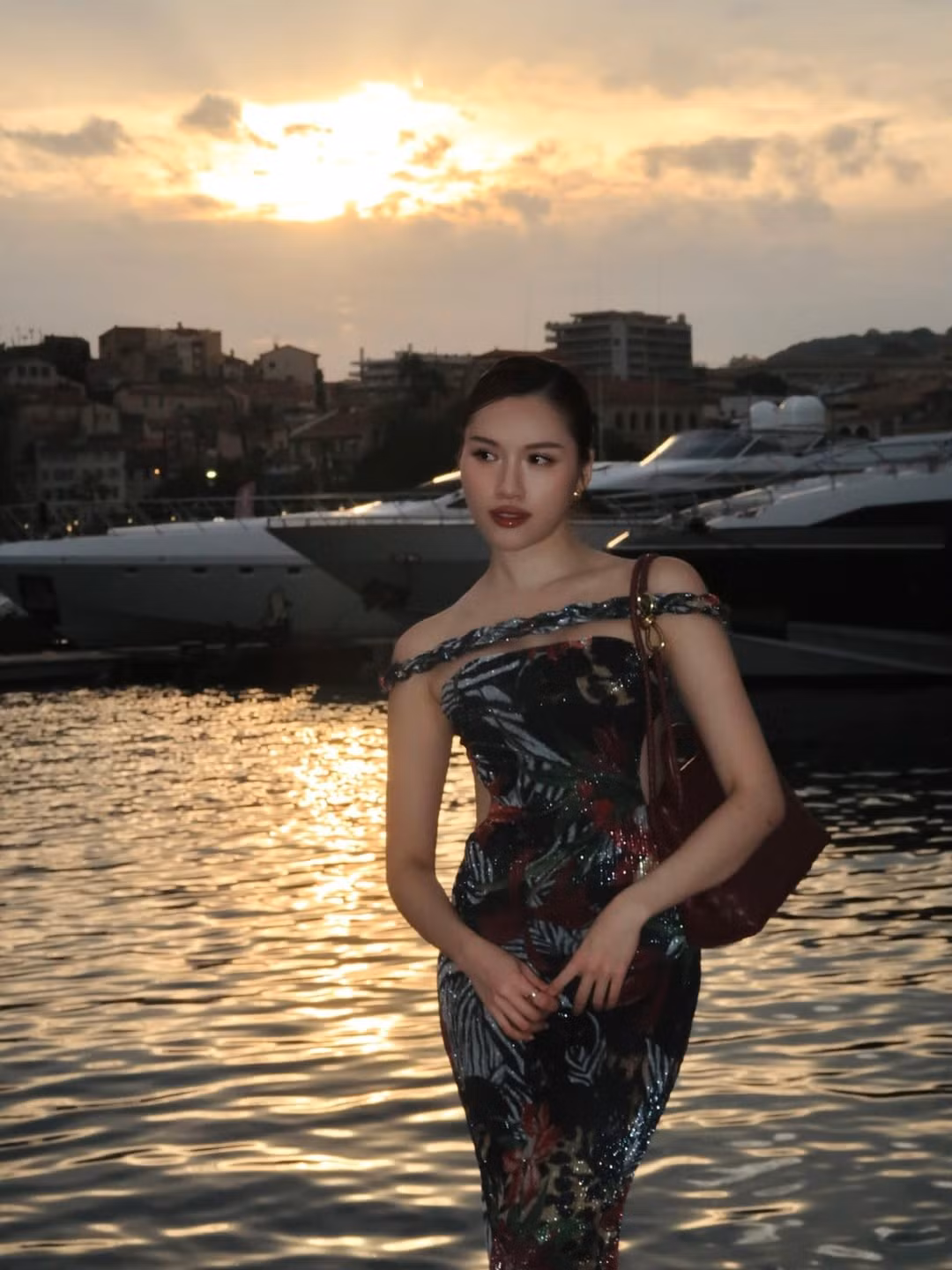 Trên trang cá nhân của mình, Thanh Thanh Huyền đã chia sẻ chùm ảnh cực kỳ thu hút trong chuyến đi đầu tiên đến Cannes. Cô viết: “Cannes - không chỉ là thảm đỏ - cuối tuần vi vu nước khác cùng Huyền nha.” (Ảnh: FBNV)