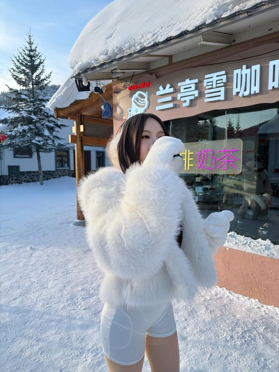 Nếu là một "tín đồ" trung thành của TikTok, chắc hẳn cái tên Võ Nữ Ngân Hà (hay còn gọi là Hà Môi) đã không còn xa lạ. Sinh năm 2003, cô nàng gen Z đến từ Đắk Lắk này hiện đang sở hữu kênh TikTok "khủng" với hơn 8 triệu người theo dõi. (Ảnh: IGNV)