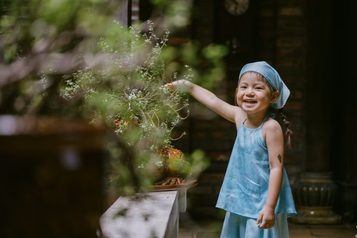 Bé Pam trở thành một trong những em bé có sức ảnh hưởng nhất mạng xã hội Việt Nam. Sức hút của cô bé không chỉ đến từ vẻ ngoài bầu bĩnh, mà còn là khả năng biến hóa biểu cảm cực kỳ đa dạng trong các bộ ảnh của gia đình.